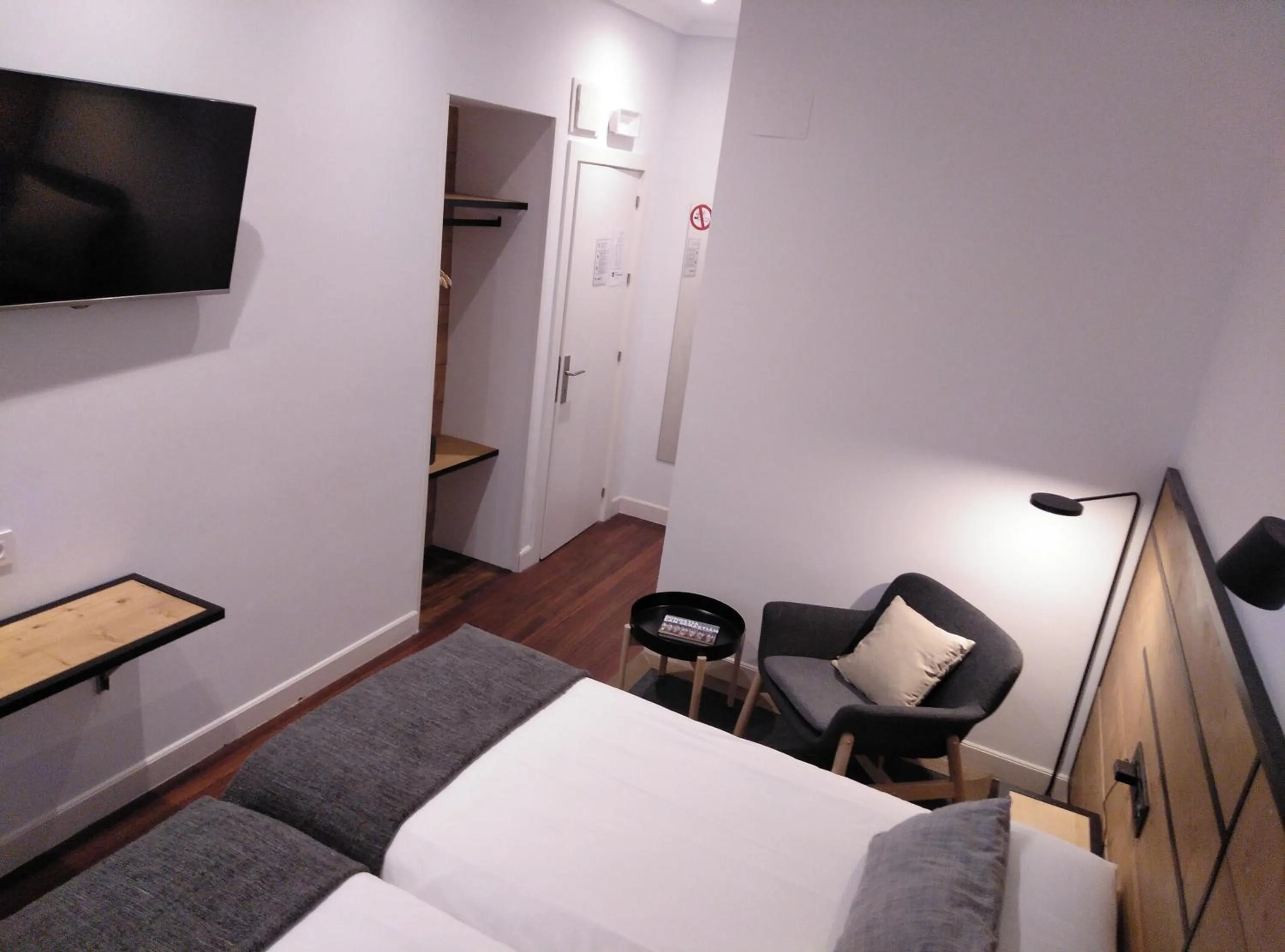 Living room, Bed in Pensión La Perla