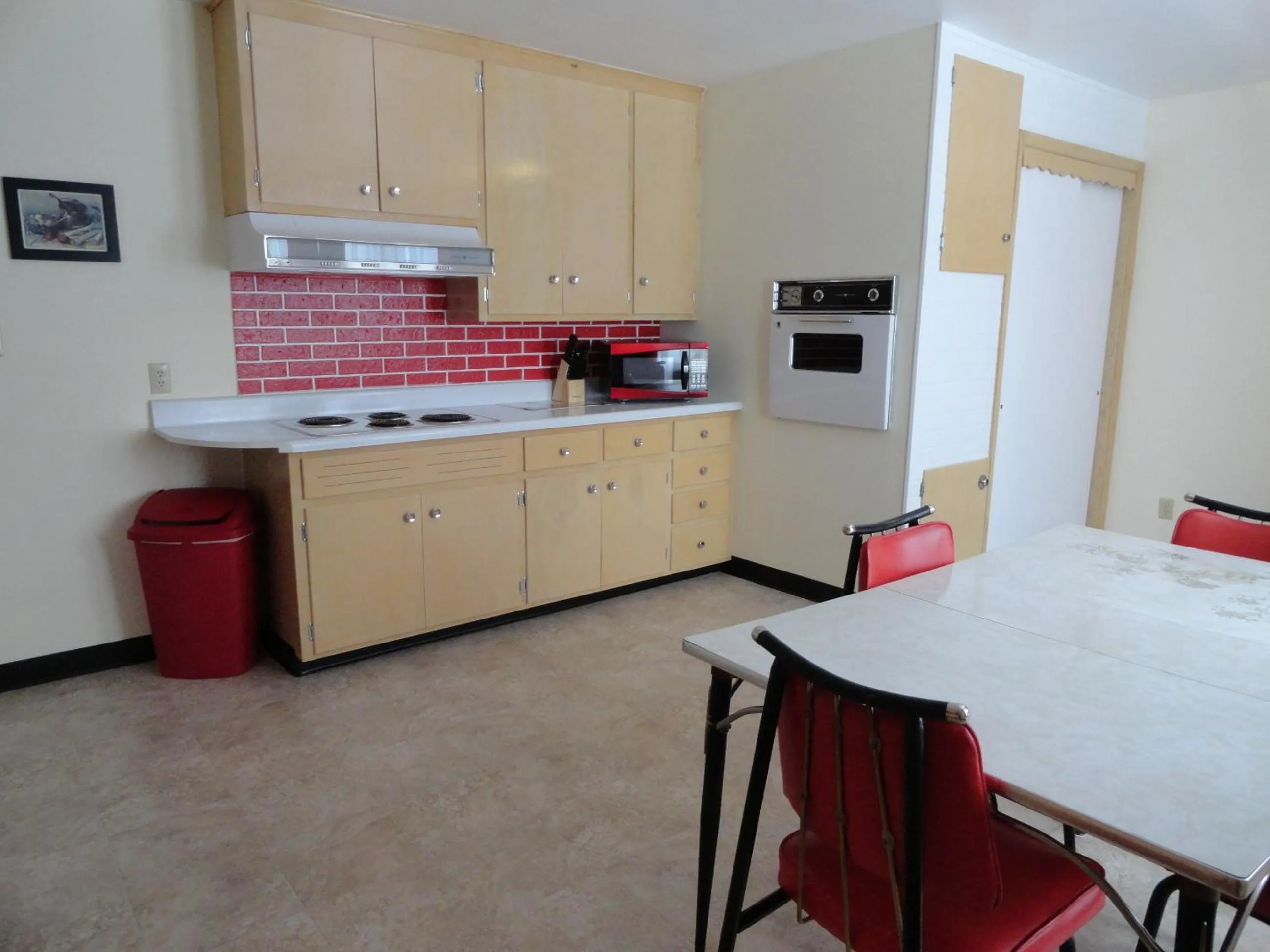 Communal kitchen in Cedars Motel