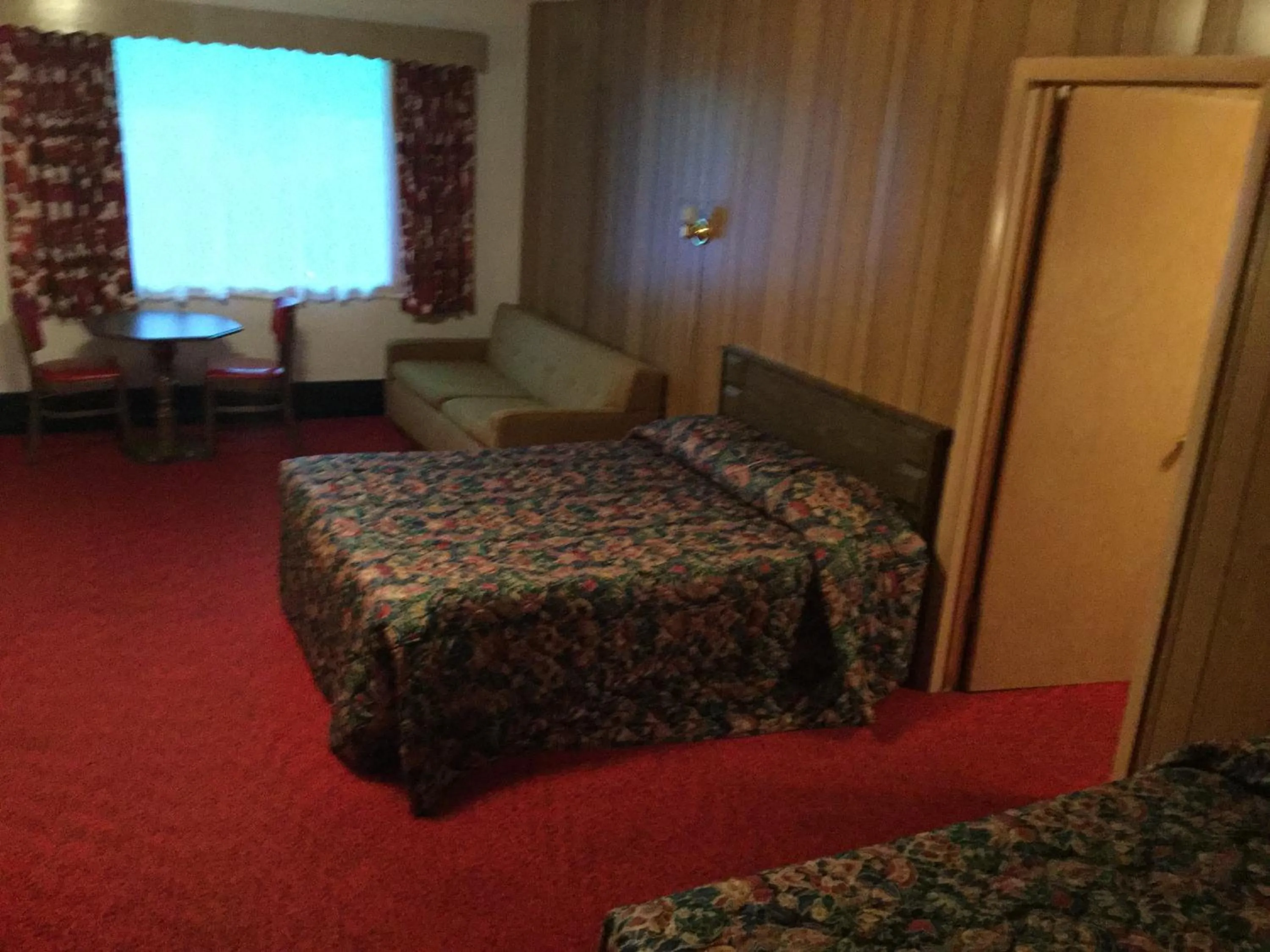 Photo of the whole room in Cedars Motel