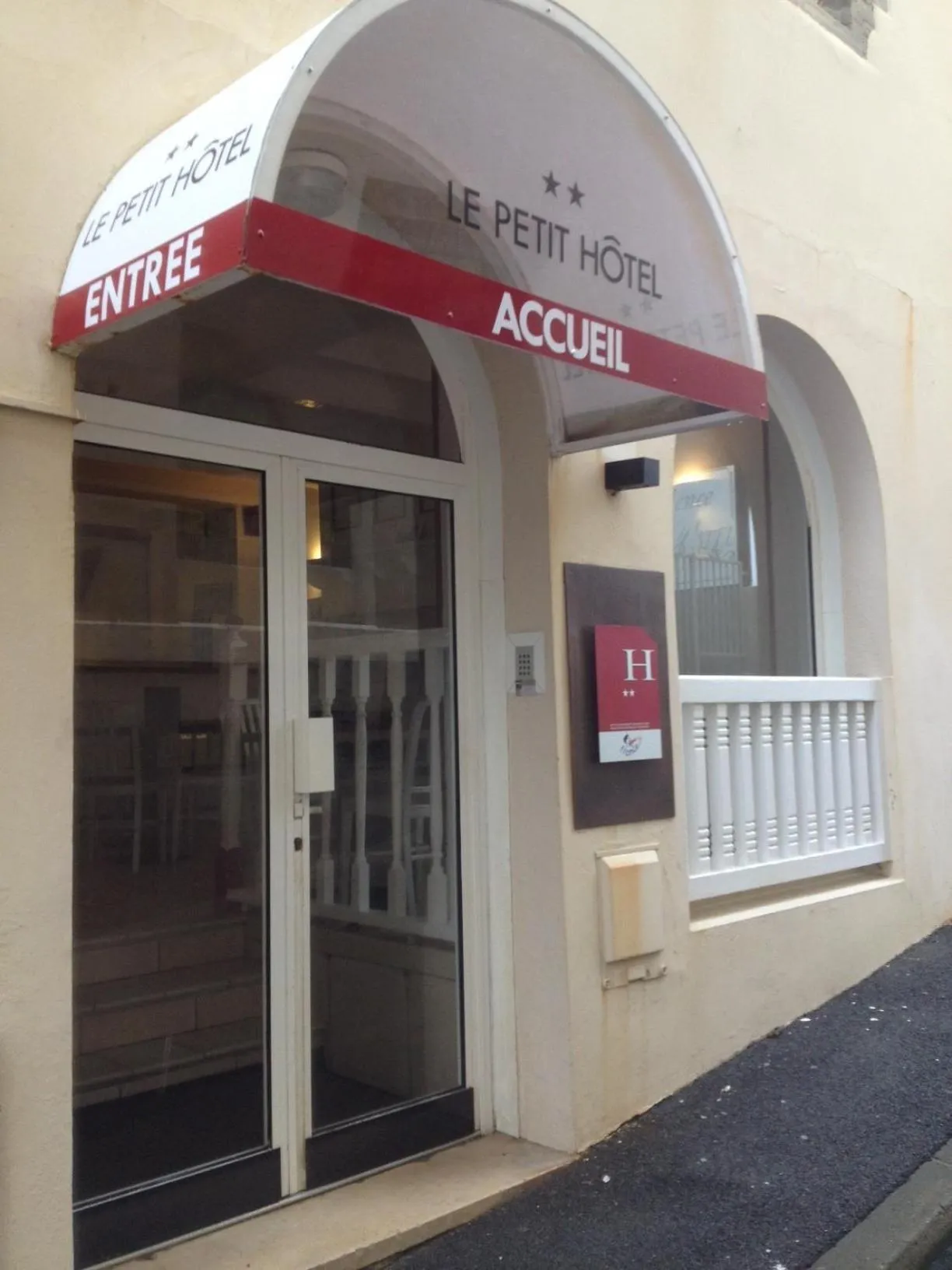 Facade/entrance in Le Petit Hôtel