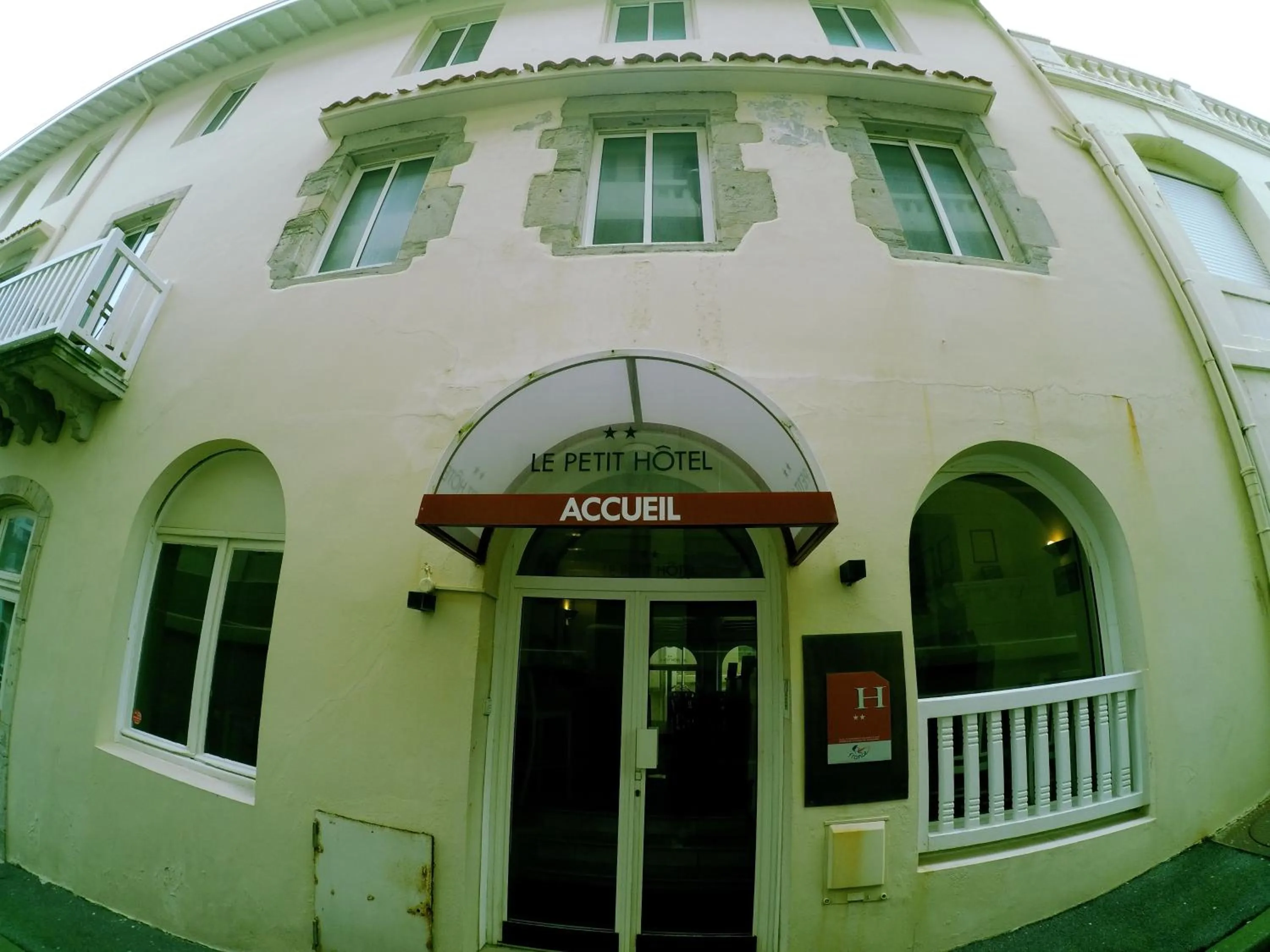 Facade/entrance in Le Petit Hôtel