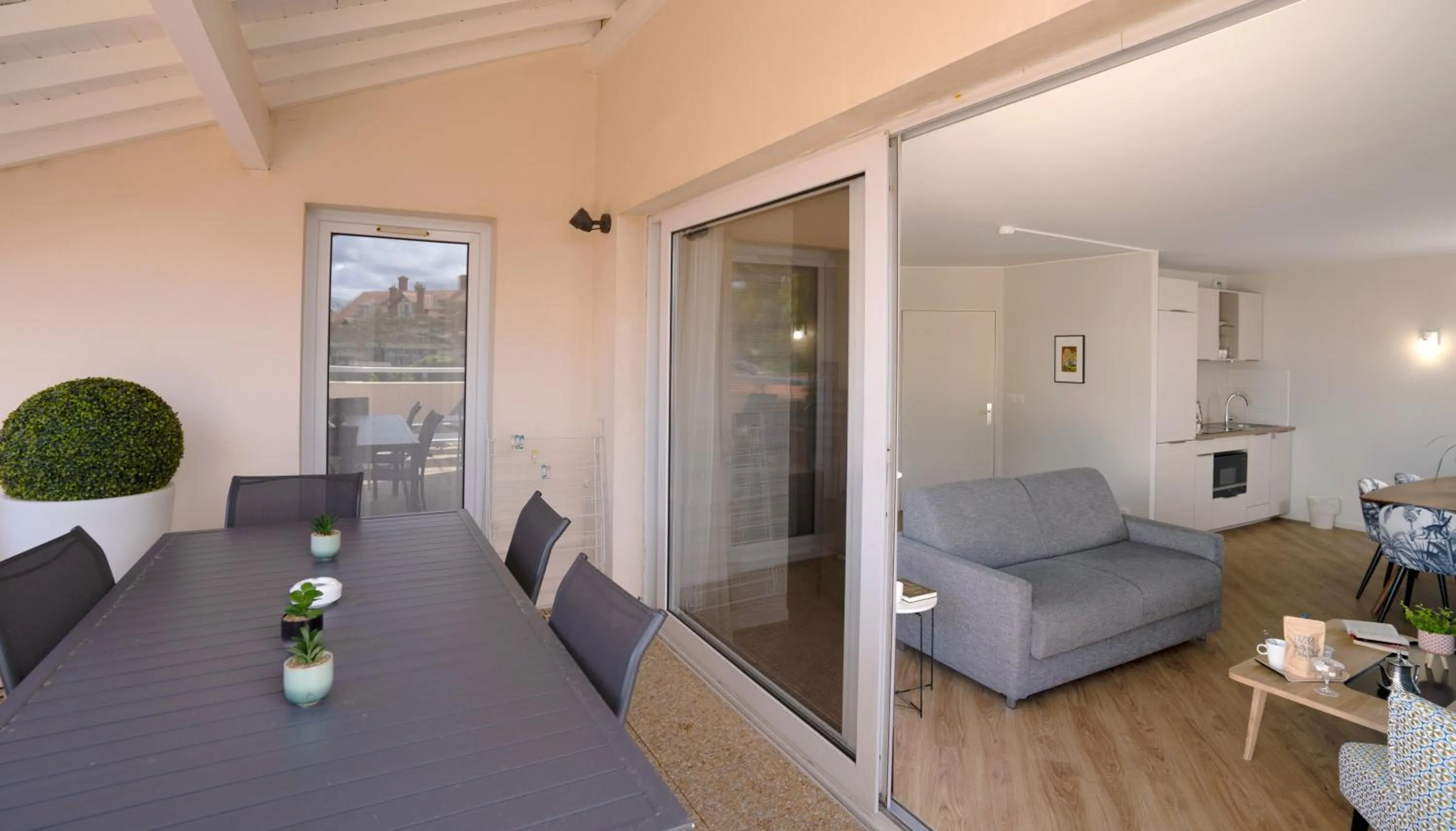 Patio in Hôtel Jules Verne Biarritz