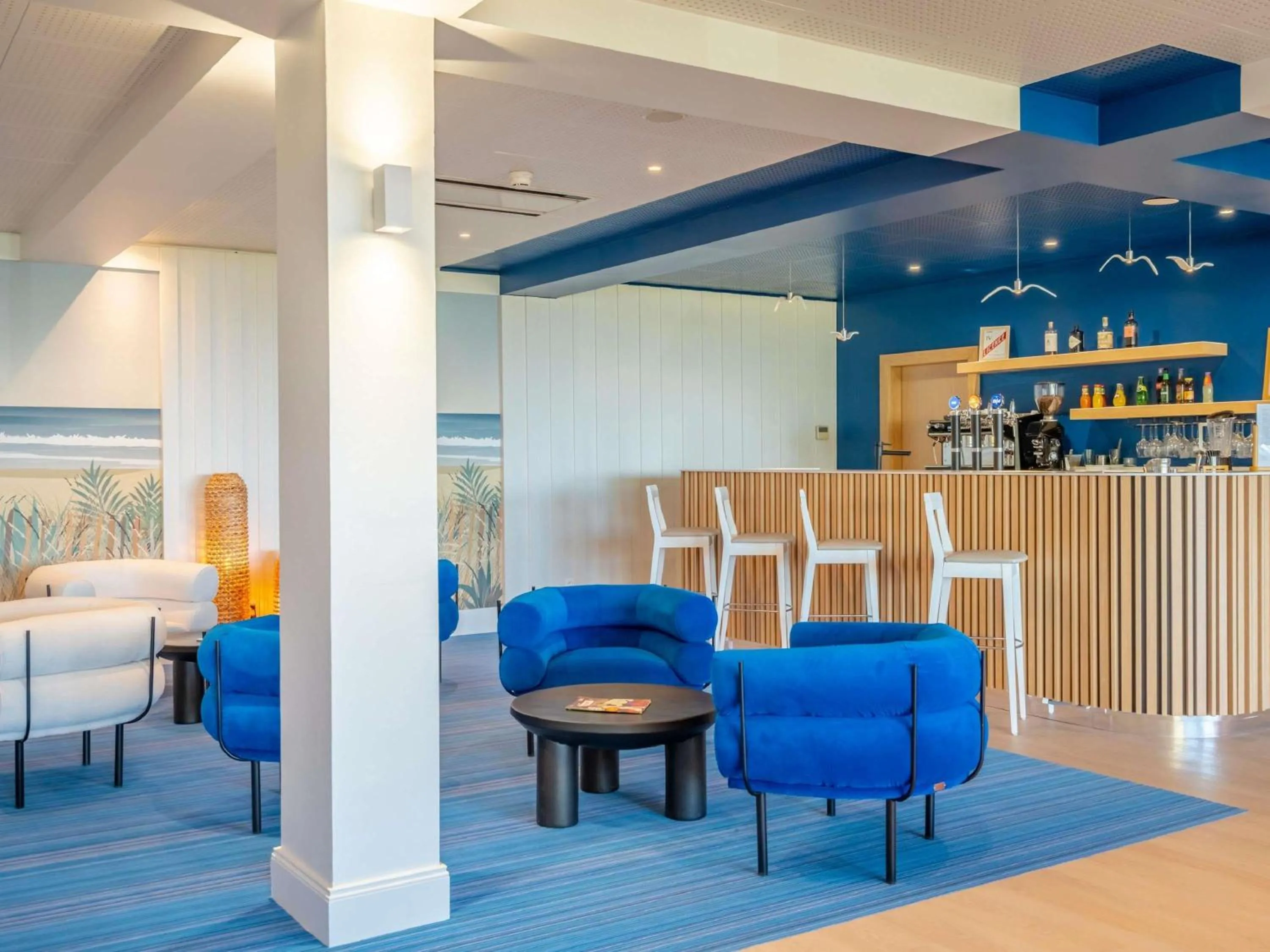 Lounge or bar in ibis Styles Biarritz Plage