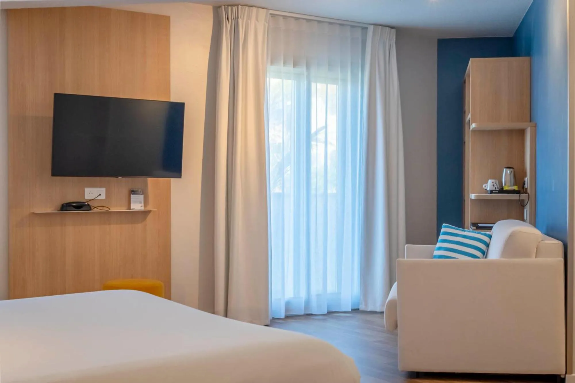 Bedroom, Bed in Hôtel Le Biarritz