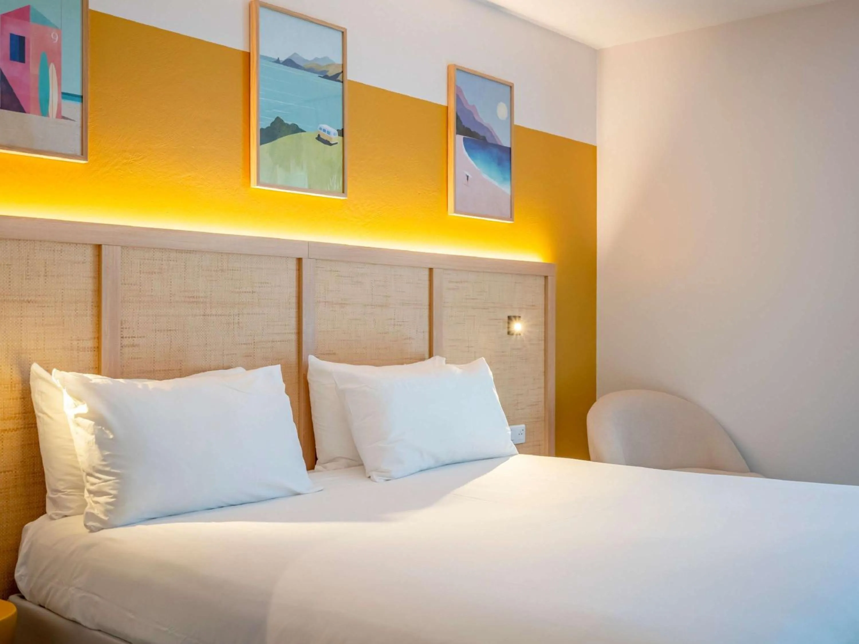 Bedroom, Bed in Hôtel Le Biarritz