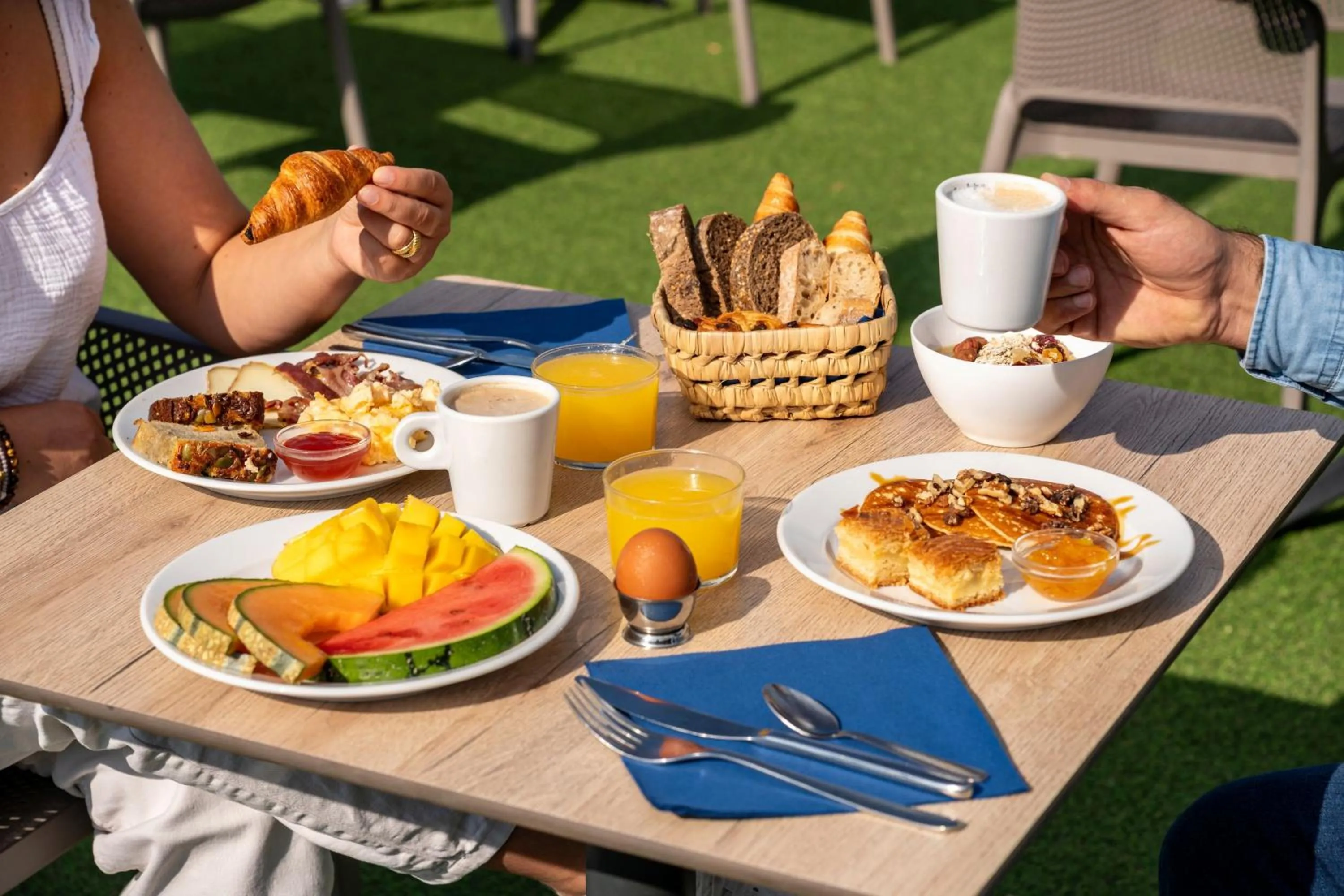 Food and drinks in Hôtel Le Biarritz