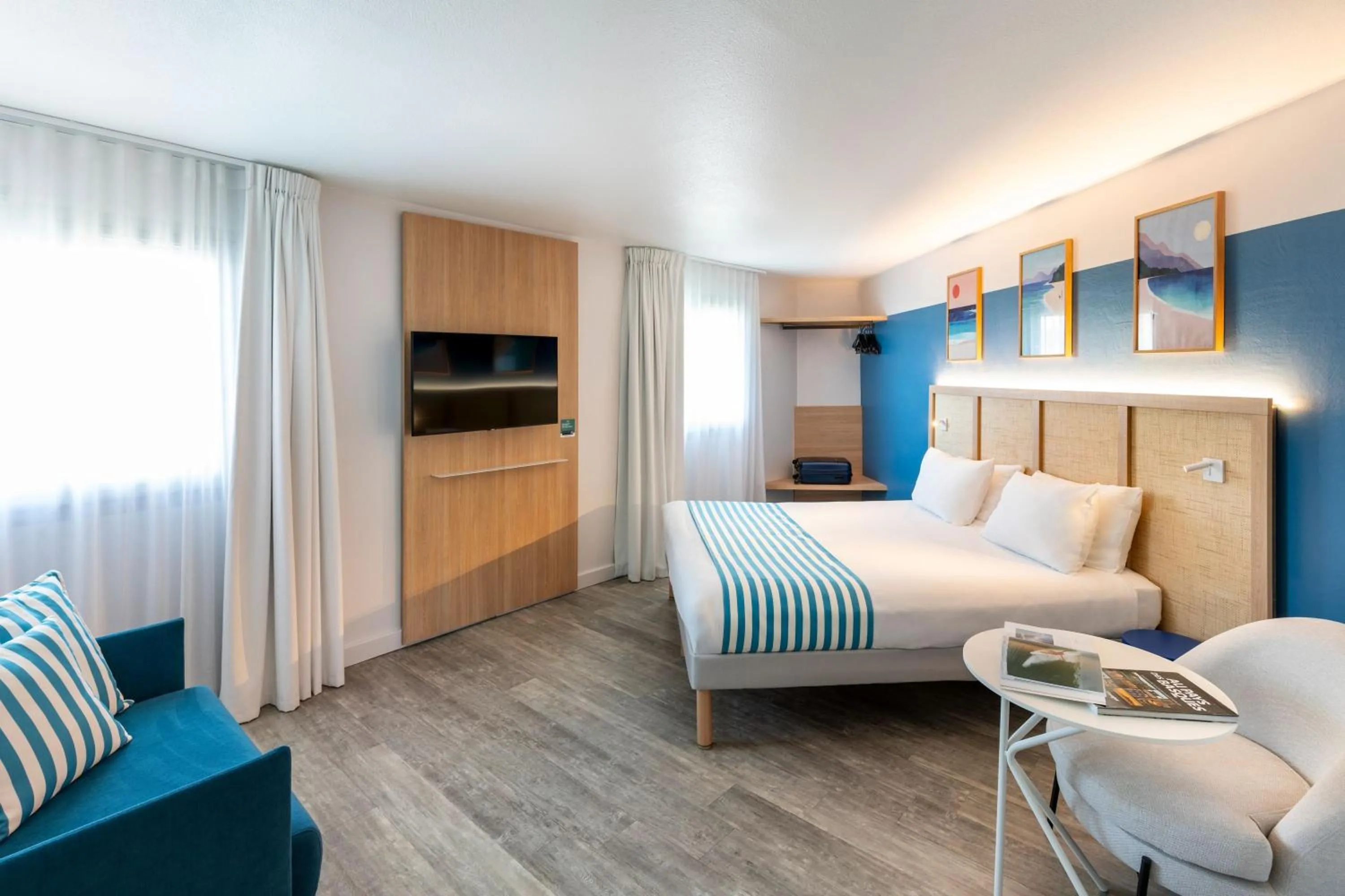 Photo of the whole room, Bed in Hôtel Le Biarritz