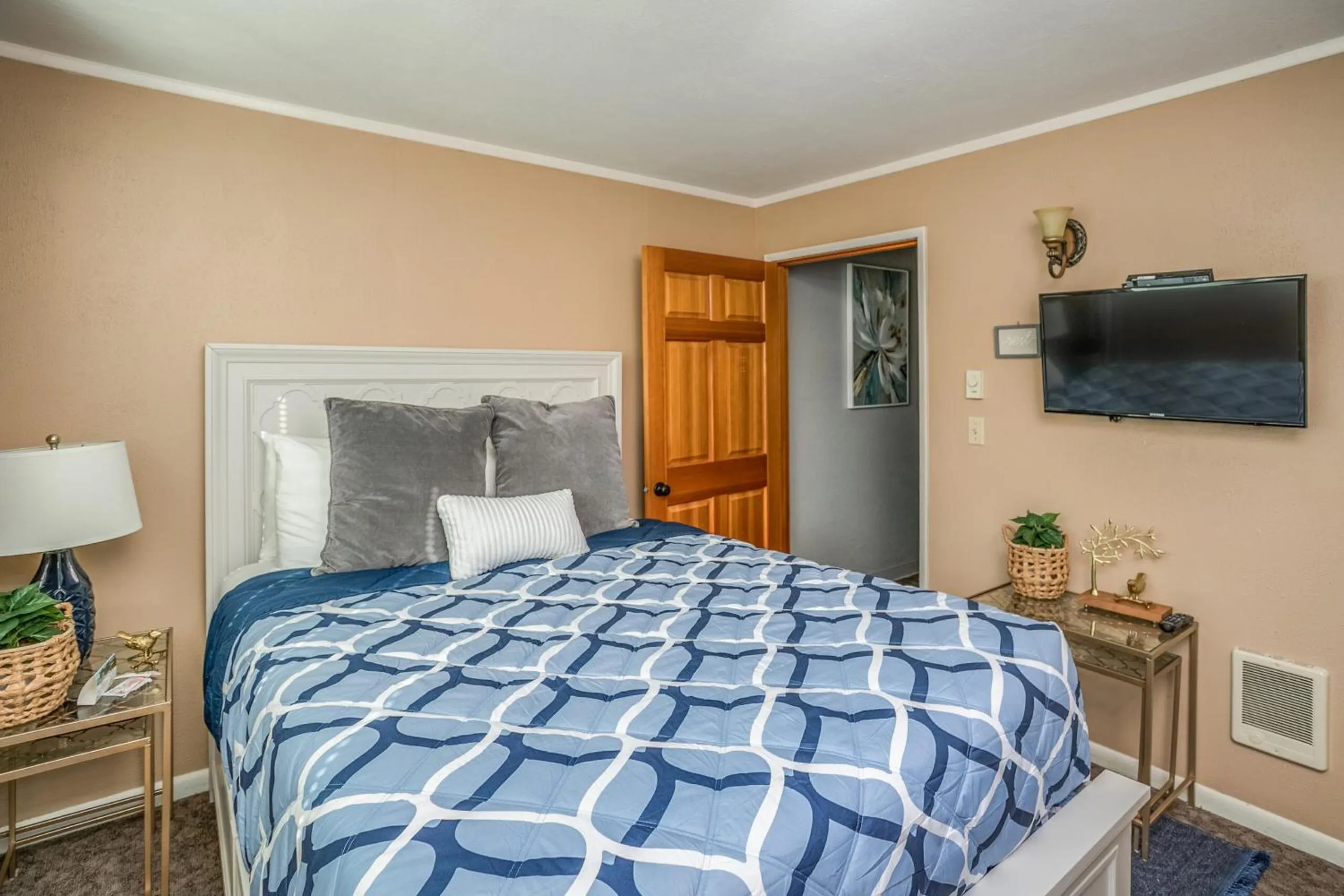 Bed in Lanai at the Cove