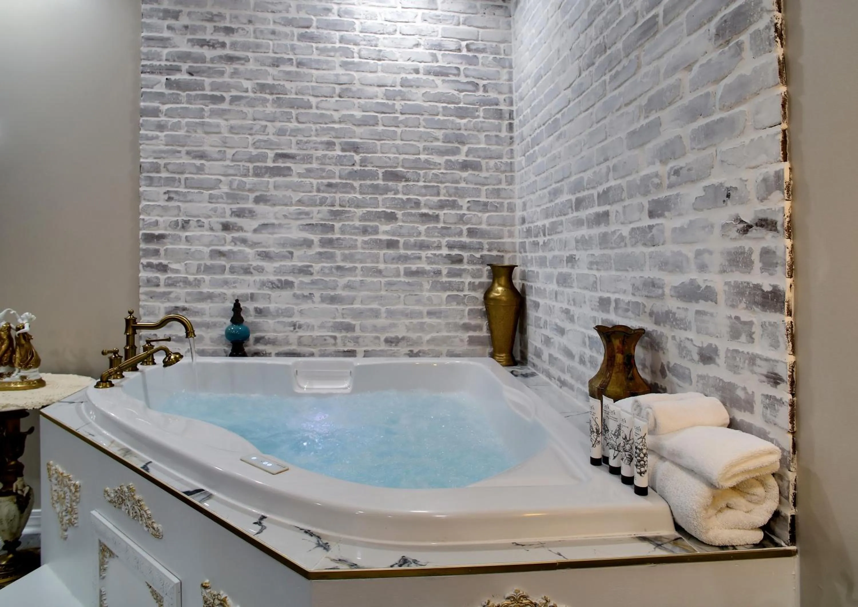 Bath in McMillan Inn