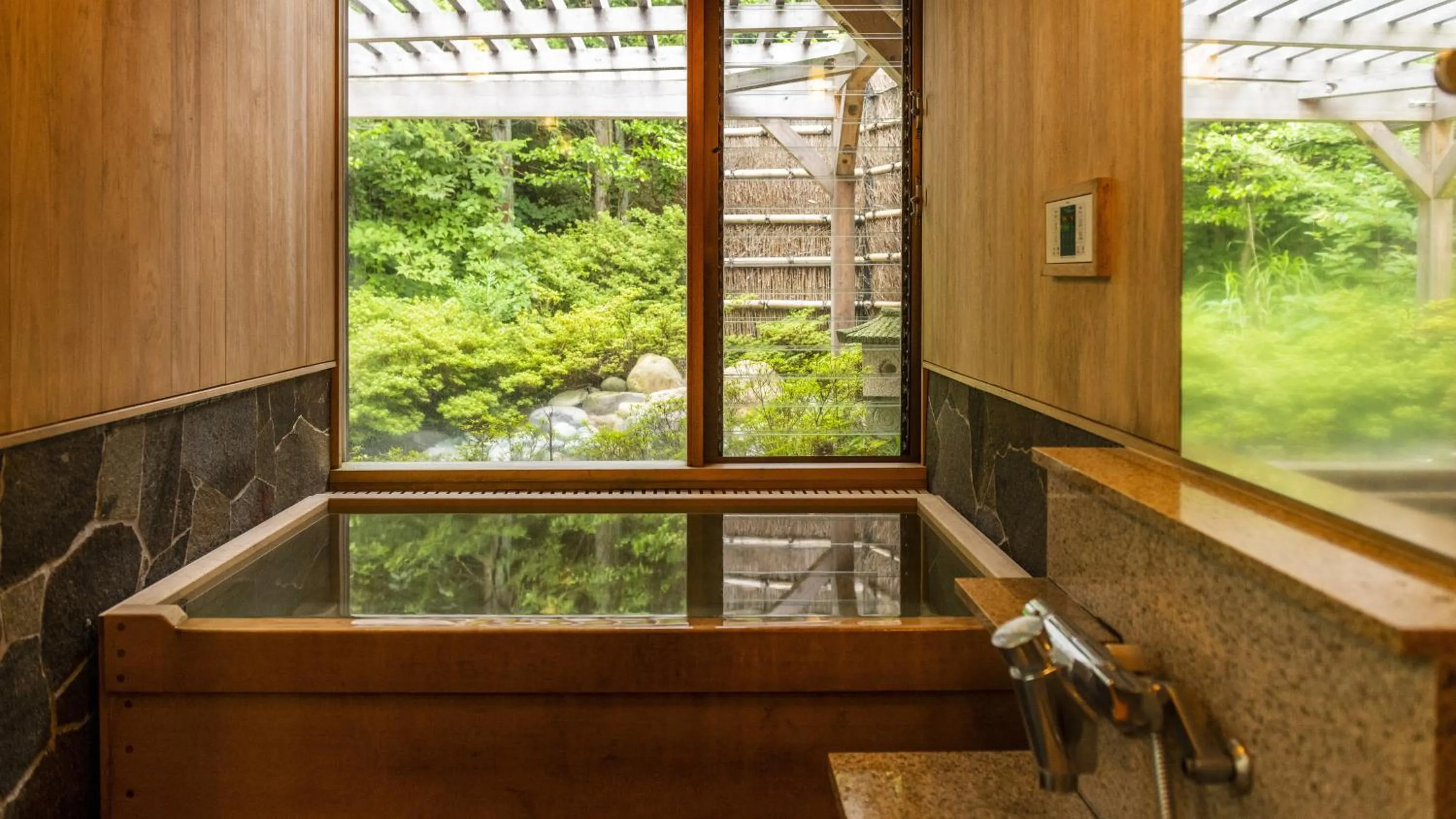 Hot Spring Bath in Yumoto Kissho