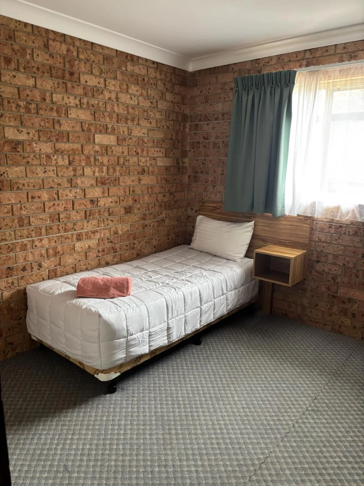 Bedroom, Bed in Alyn Motel