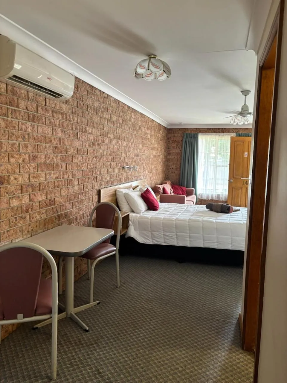 Photo of the whole room, Bed in Alyn Motel