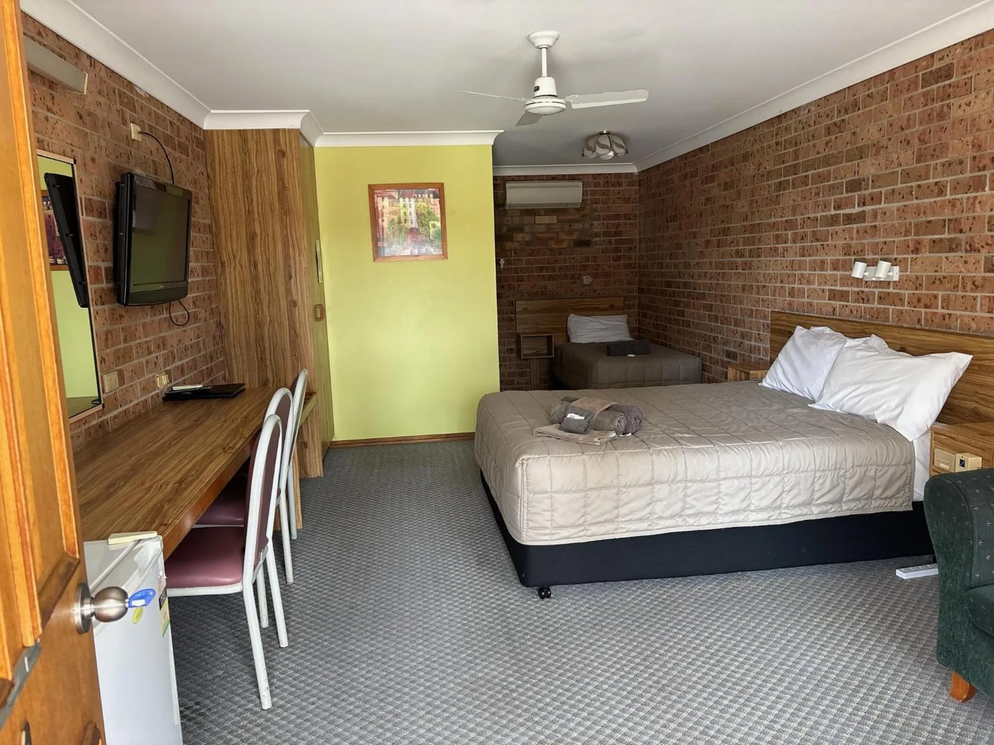 Photo of the whole room, Bed in Alyn Motel