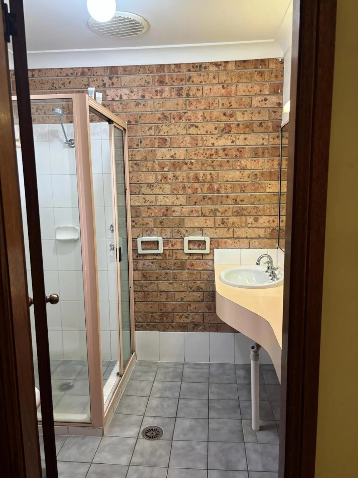 Shower in Alyn Motel