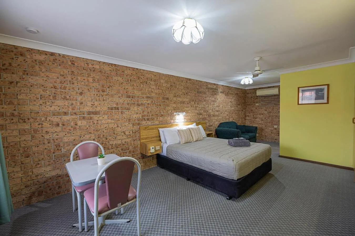 Bedroom, Bed in Alyn Motel