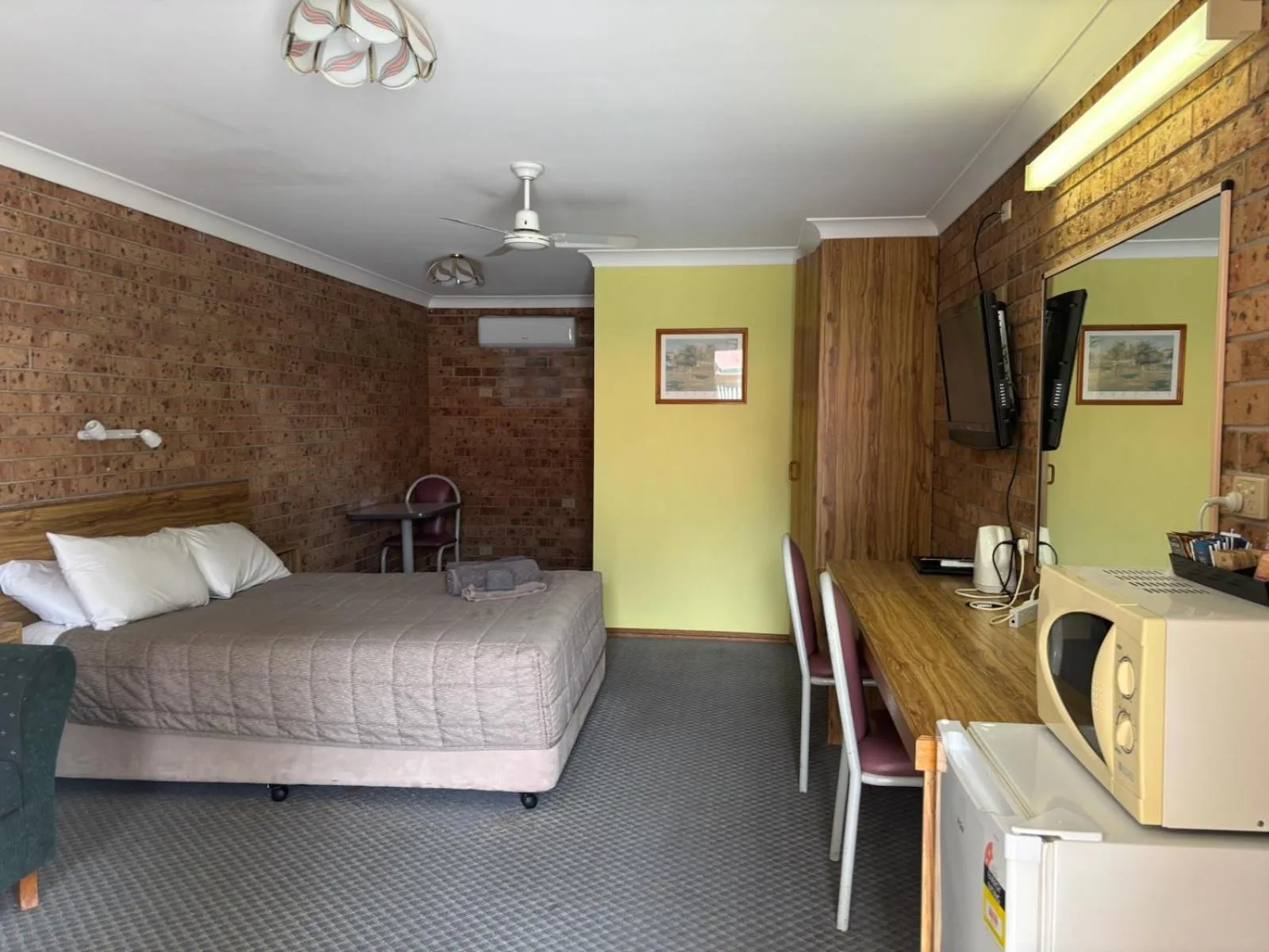 Photo of the whole room in Alyn Motel