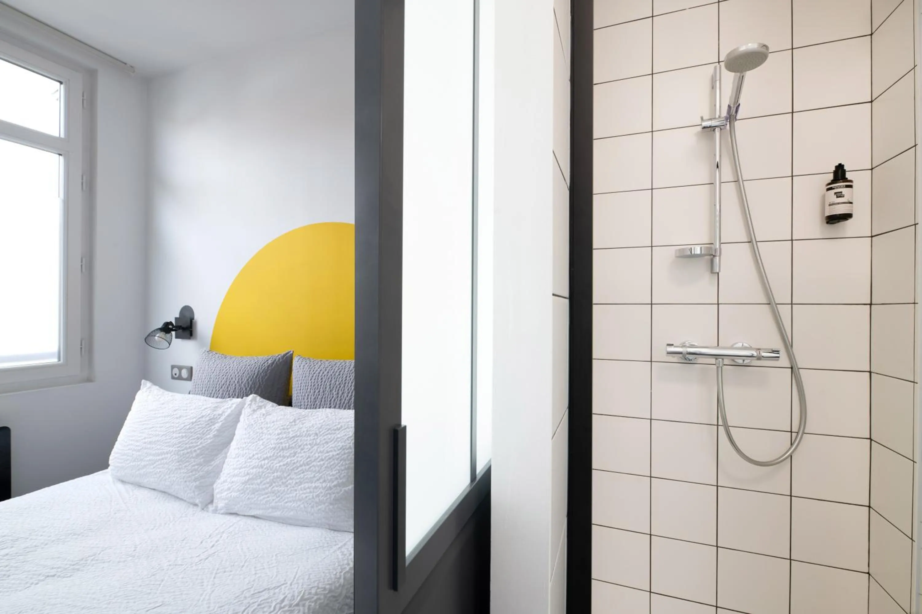 Shower, Bed in Hotel Txutxu-Mutxu