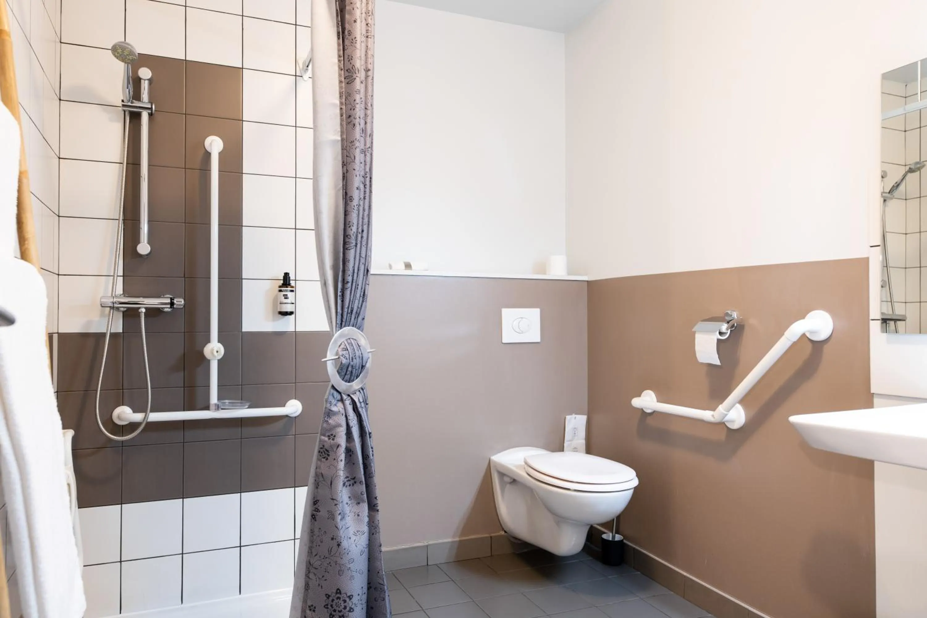 Shower, Bathroom in Hotel Txutxu-Mutxu