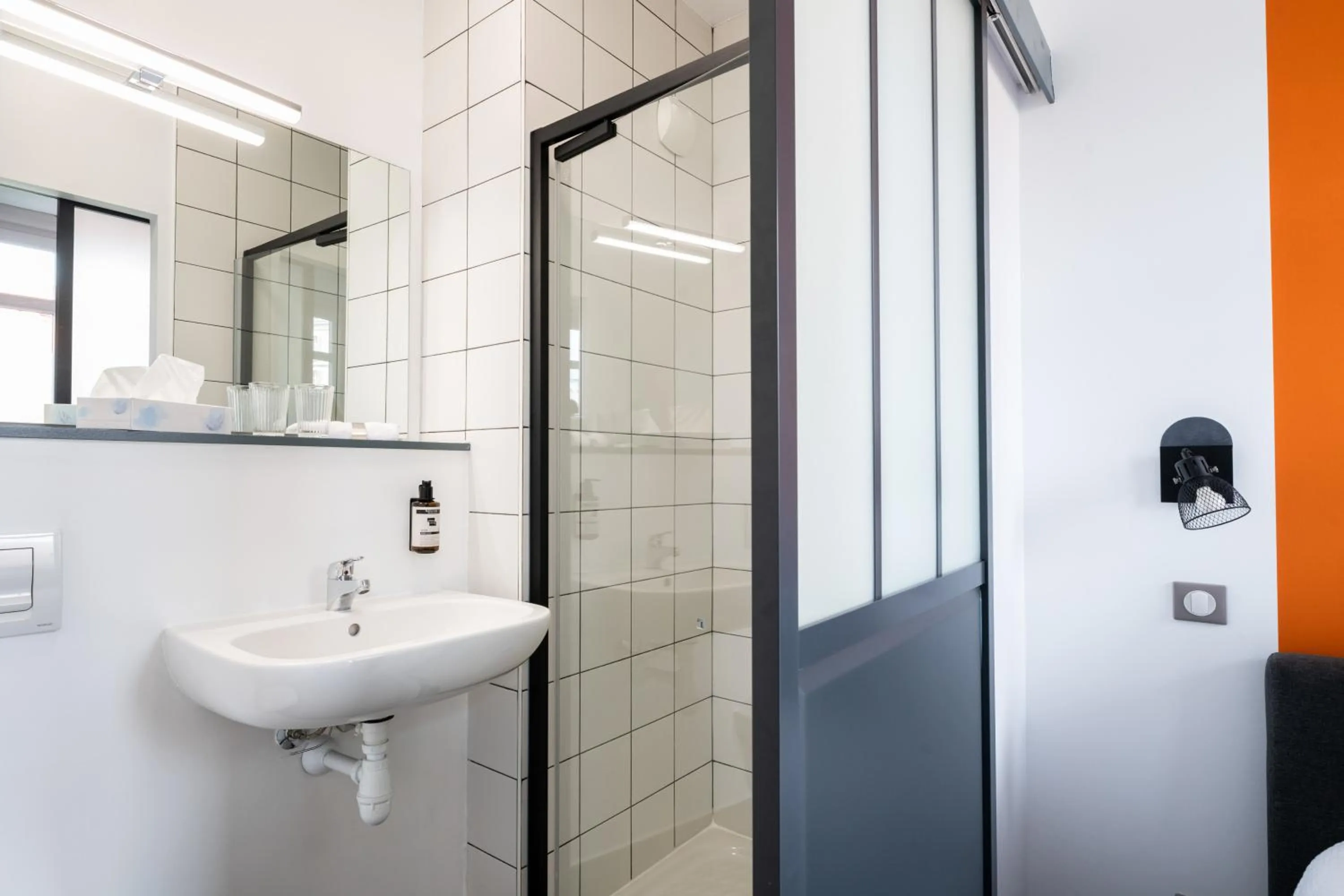 Shower, Bathroom in Hotel Txutxu-Mutxu