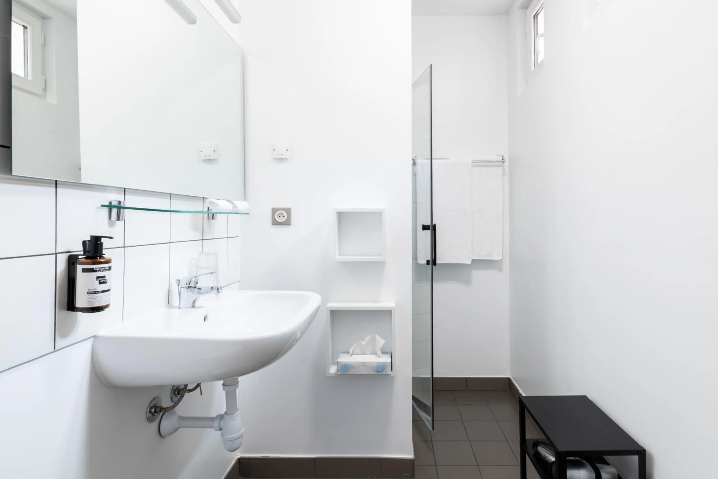 Shower, Bathroom in Hotel Txutxu-Mutxu