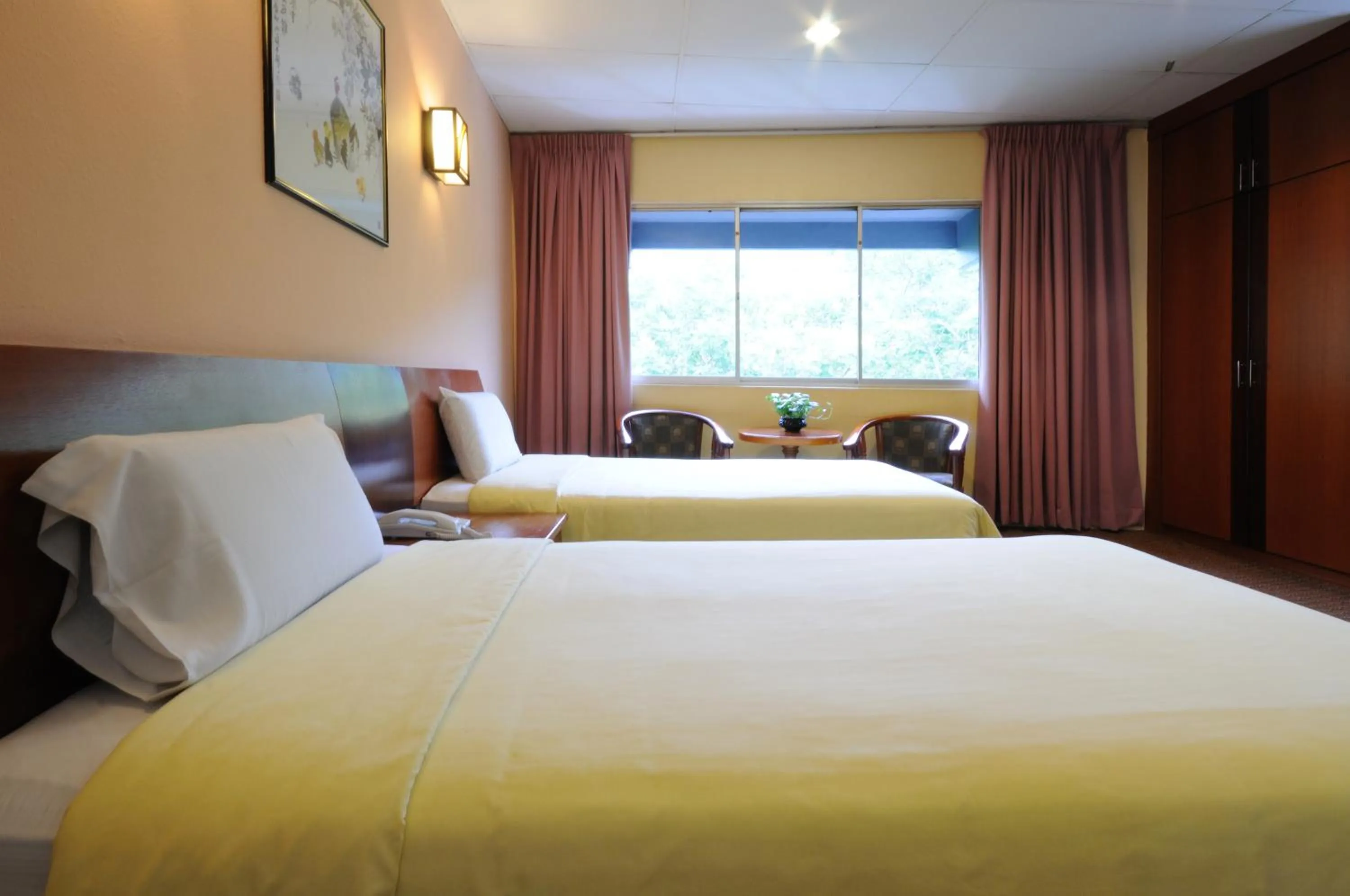 Seating area, Bed in Hotel Waterfall