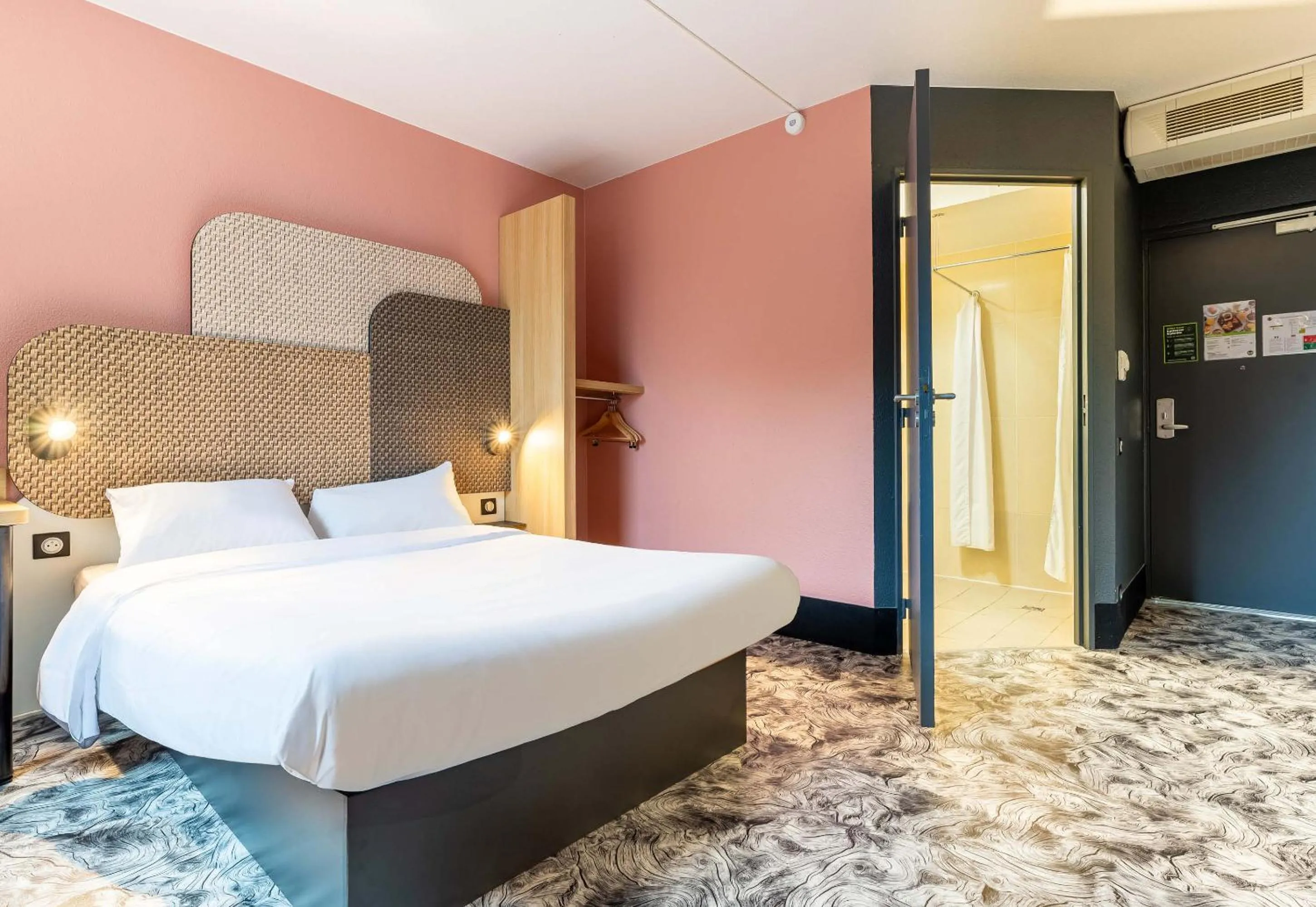 Bedroom, Bed in B&B HOTEL Nantes Atlantis Le Zenith