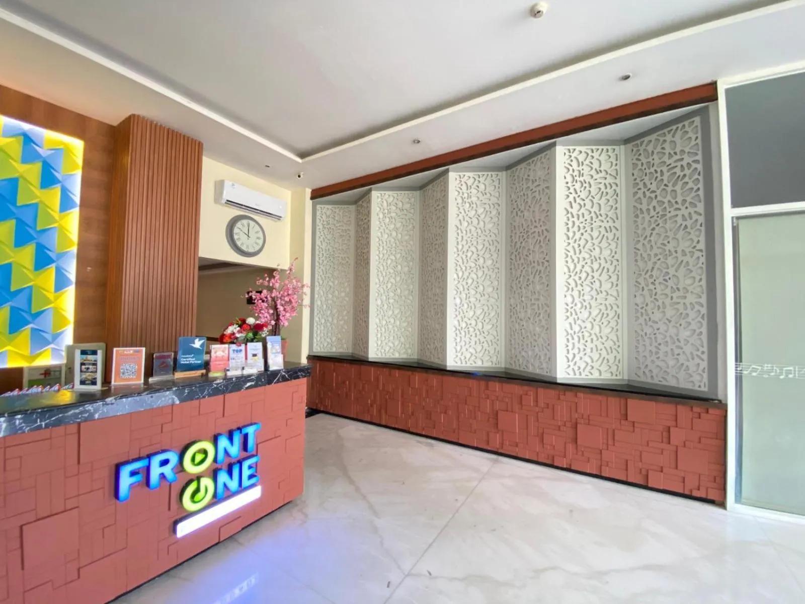 Lobby or reception in Front One Hotel Purwodadi