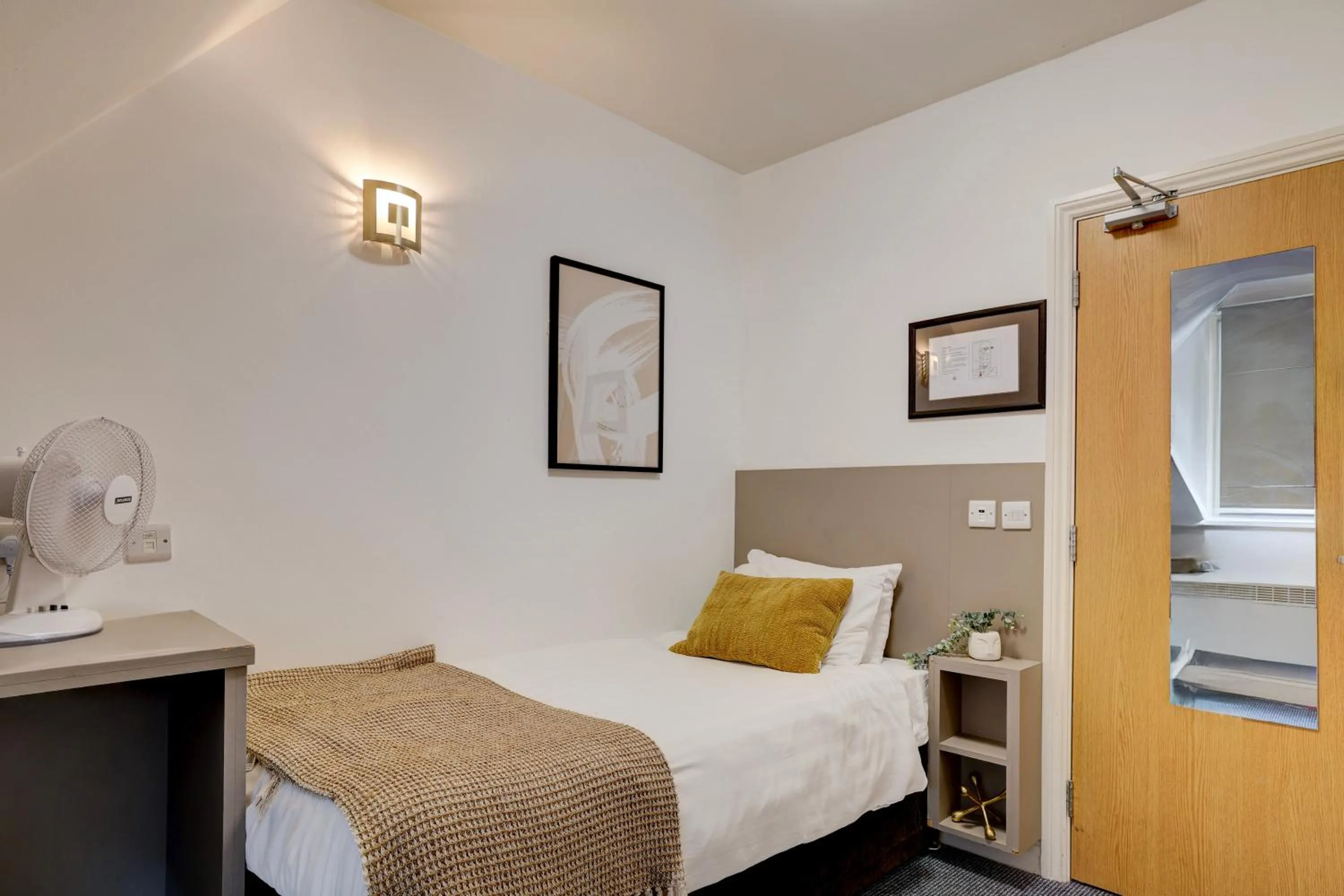 Bedroom, Bed in Belvilla Ilford Hill Hotel London