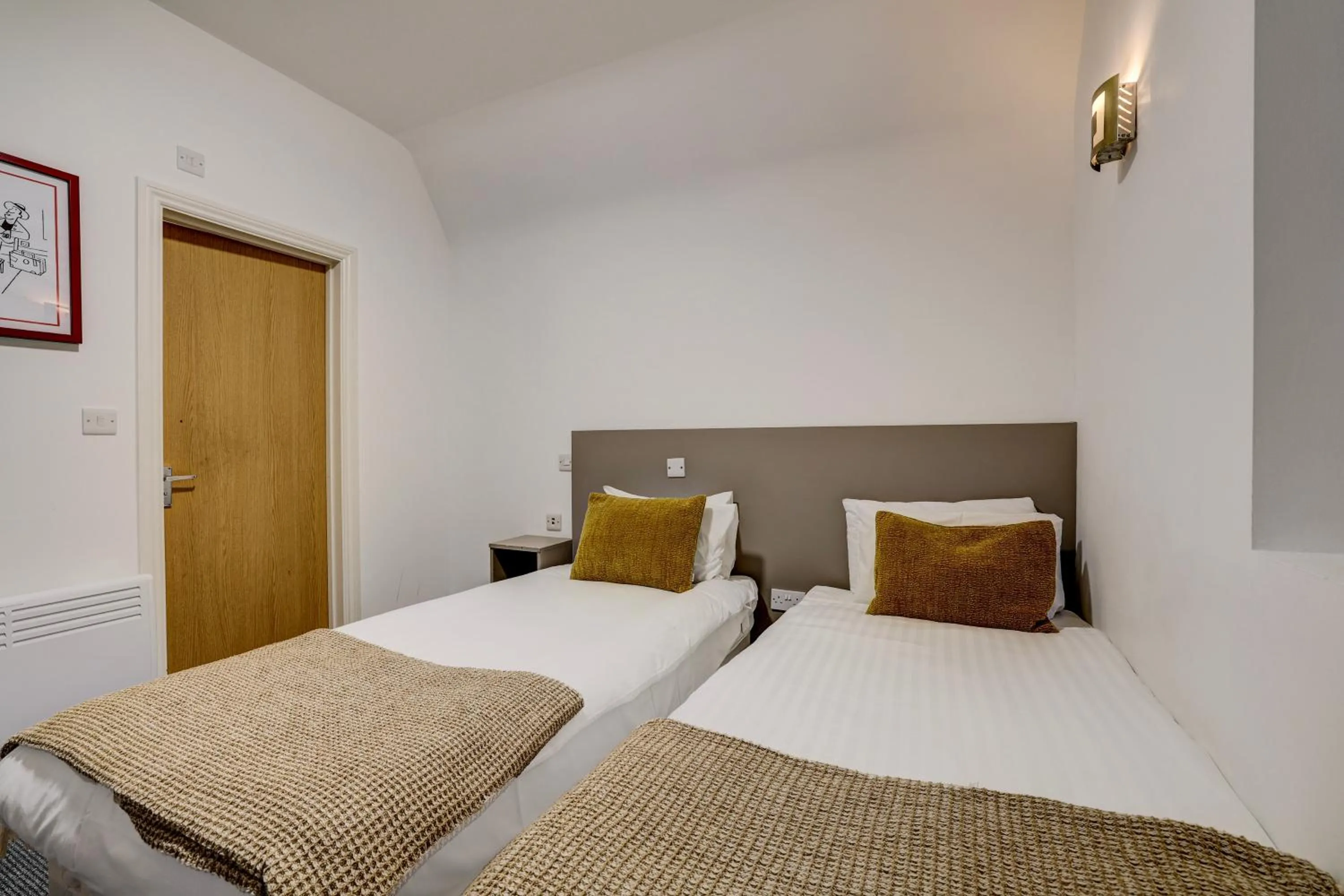 Bedroom, Bed in Belvilla Ilford Hill Hotel London