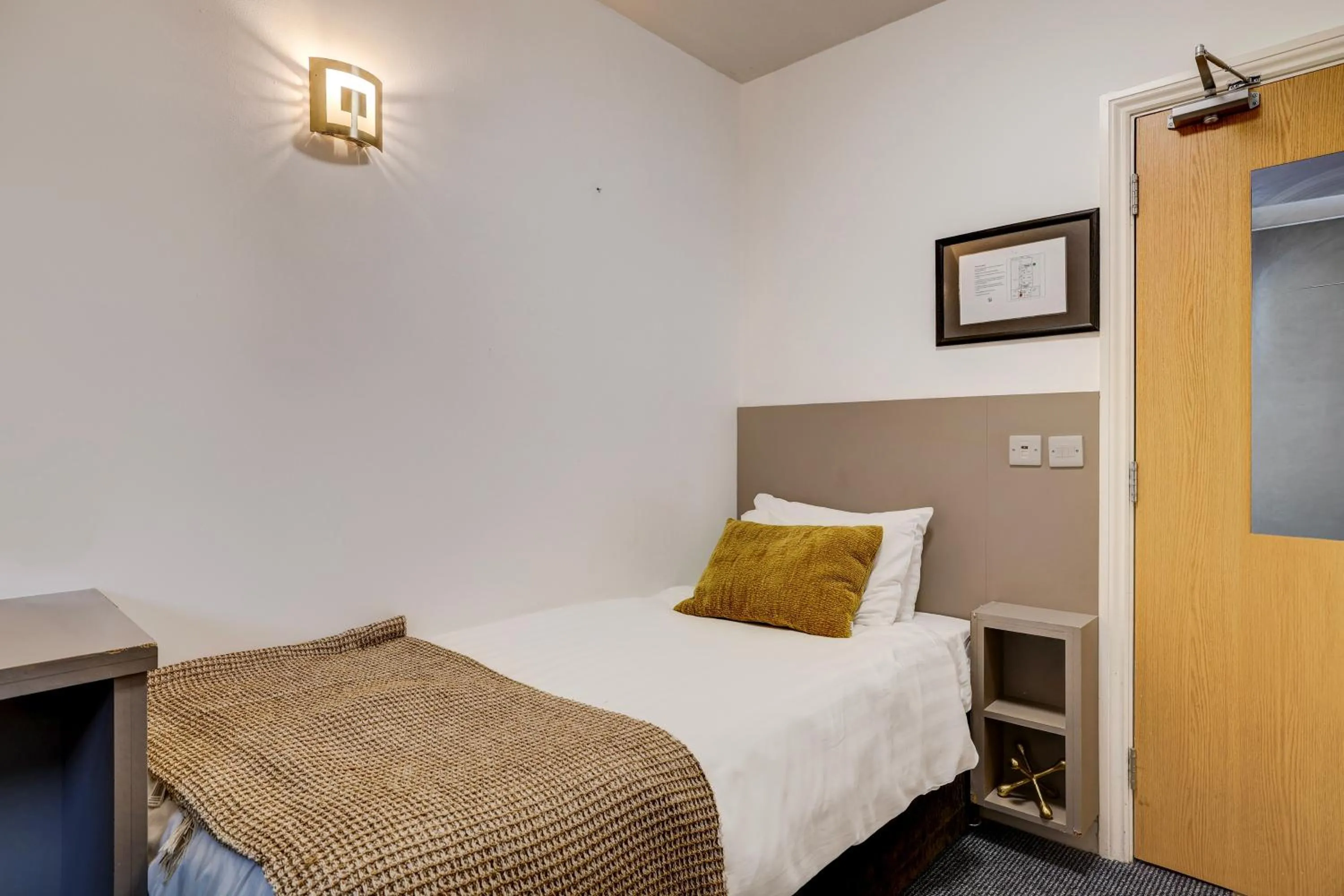Bedroom, Bed in Belvilla Ilford Hill Hotel London