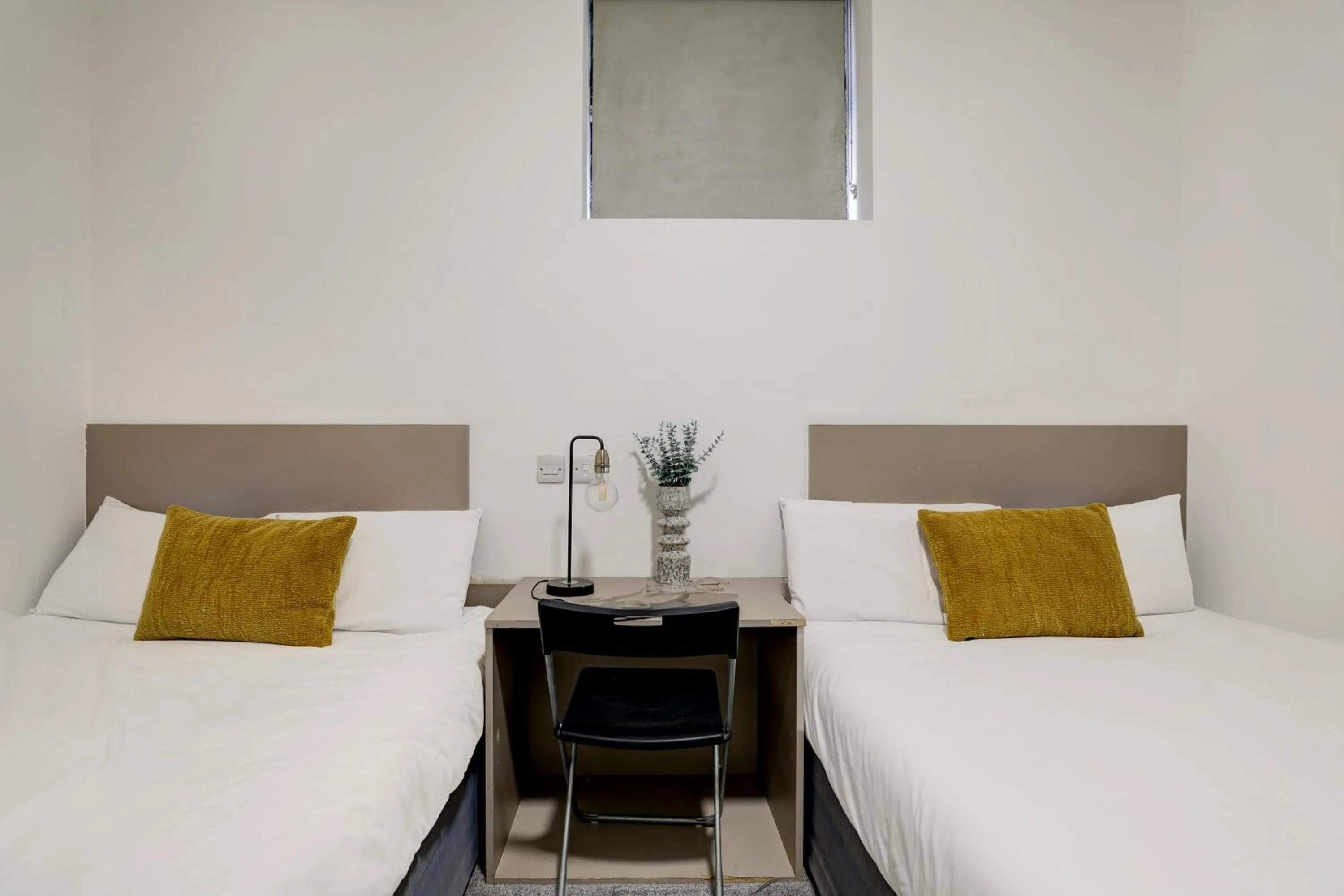 Bedroom, Bed in Belvilla Ilford Hill Hotel London