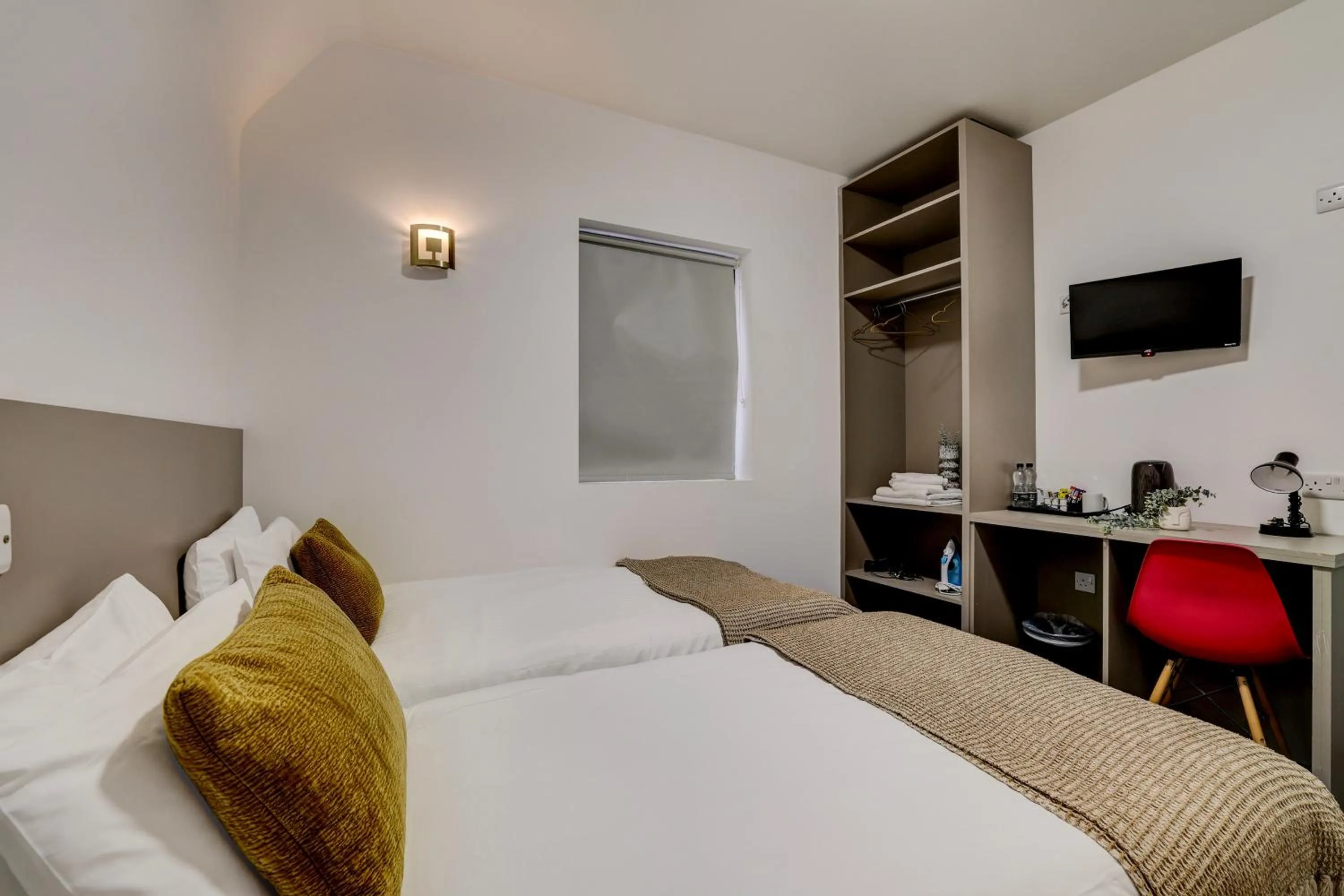 Bedroom, Bed in Belvilla Ilford Hill Hotel London