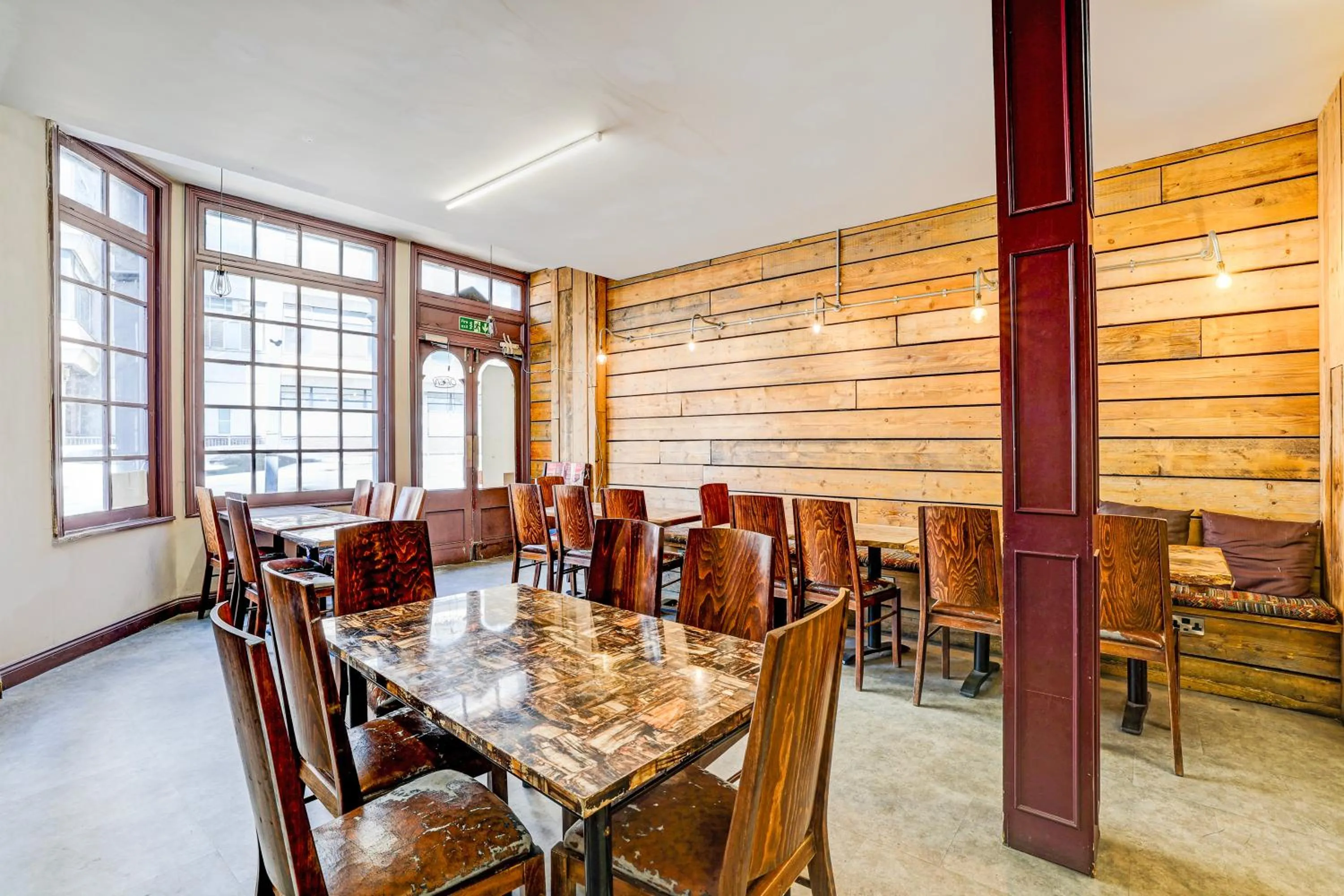 Restaurant/places to eat in Belvilla Ilford Hill Hotel London