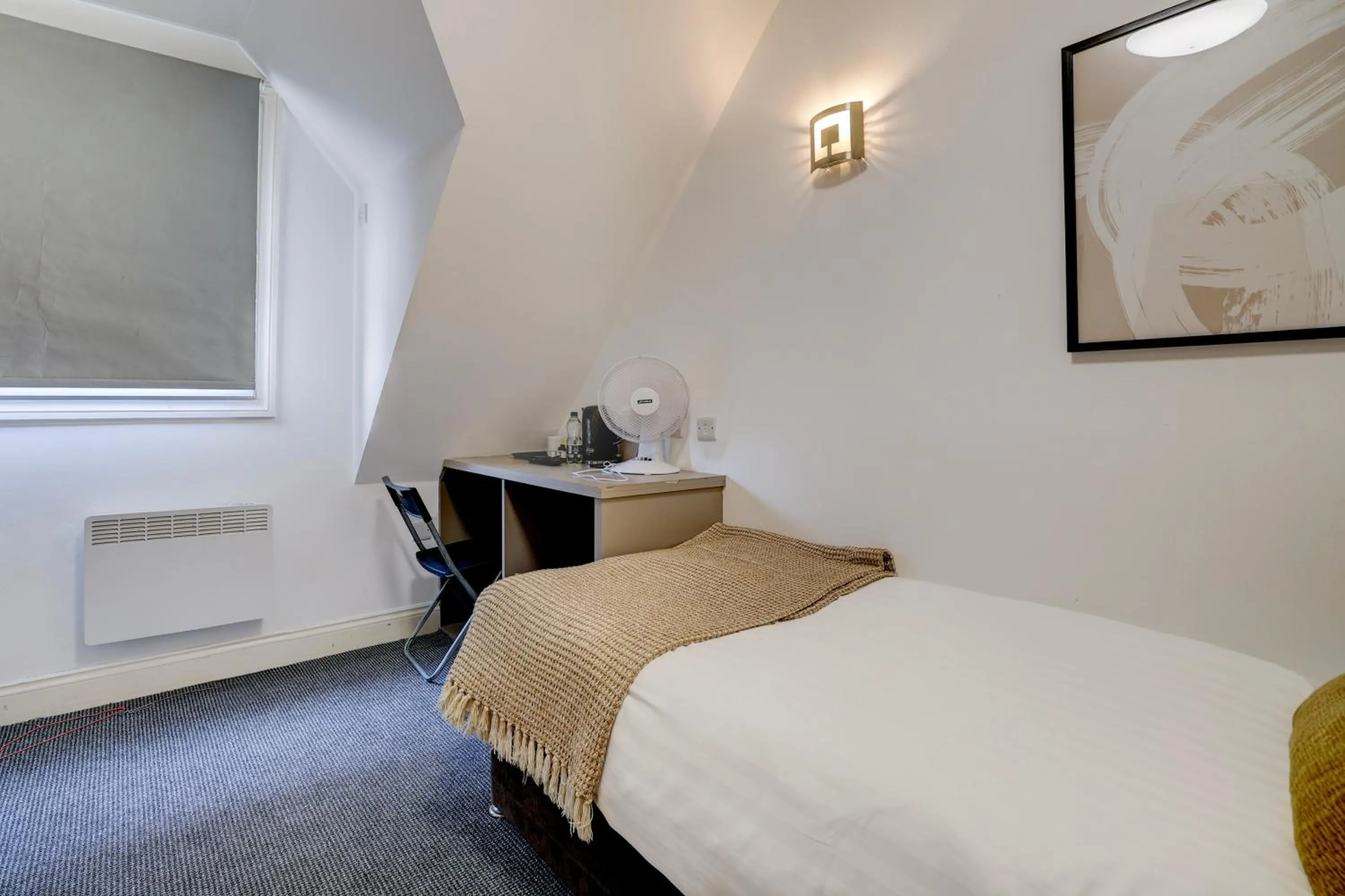 Bedroom, Bed in Belvilla Ilford Hill Hotel London