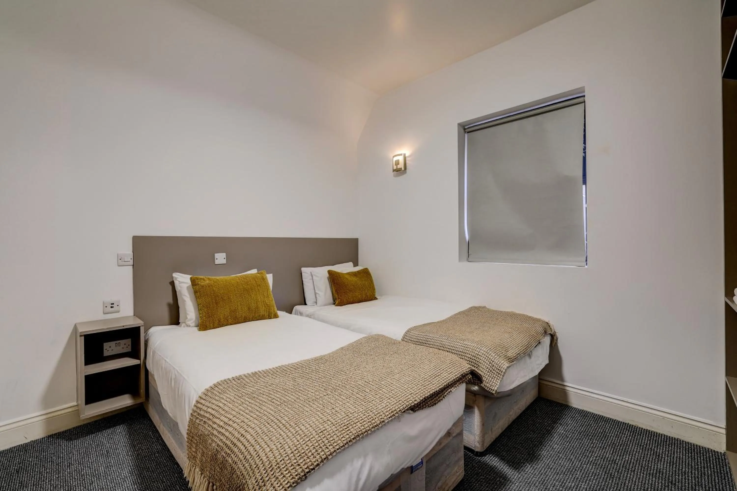 Bedroom, Bed in Belvilla Ilford Hill Hotel London