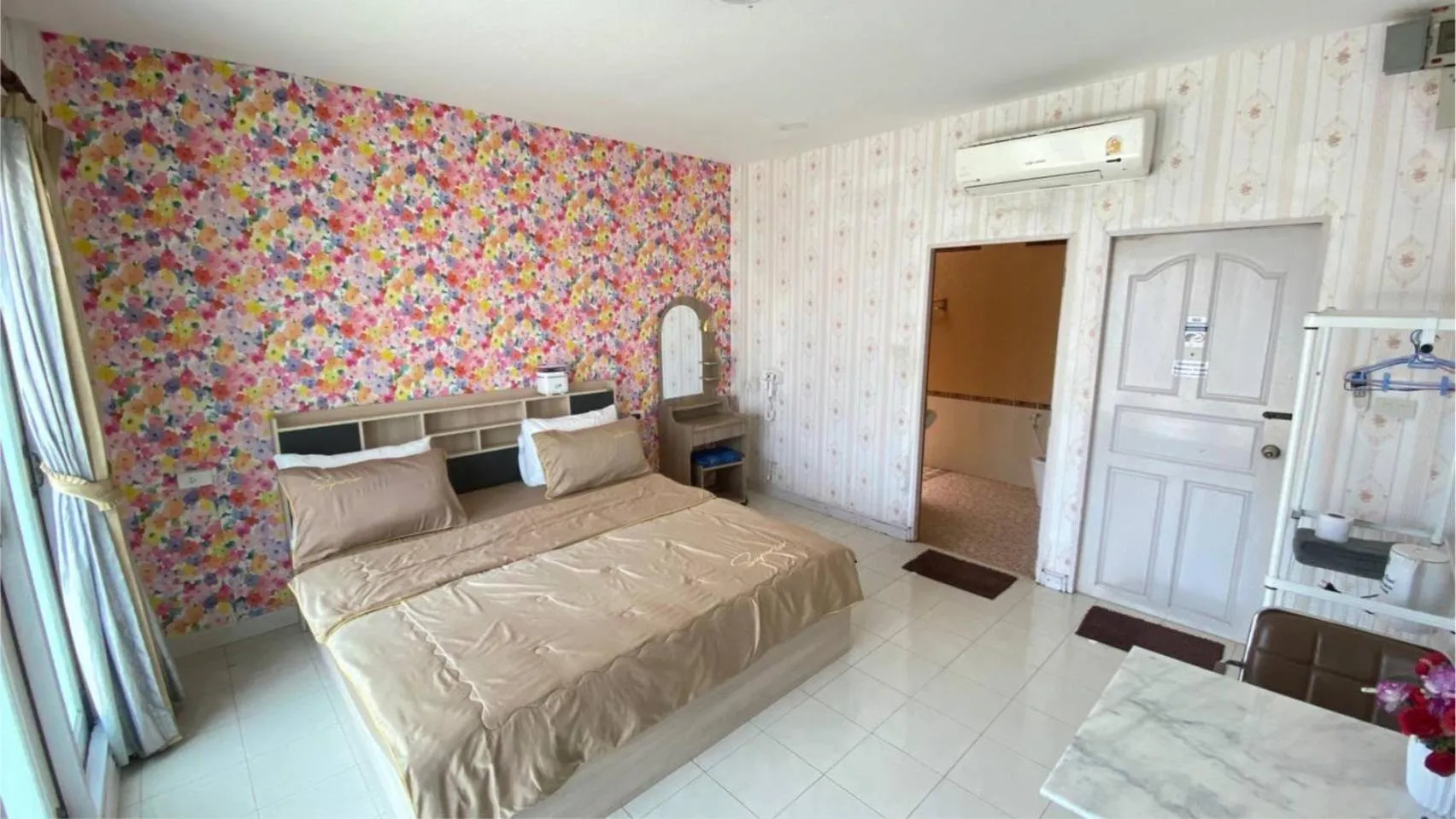 Bed in Baan Dara Resort