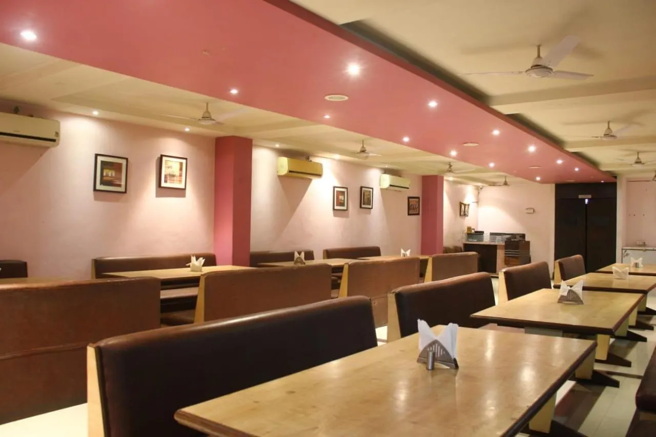 Restaurant/places to eat in Nakshatra Hotel