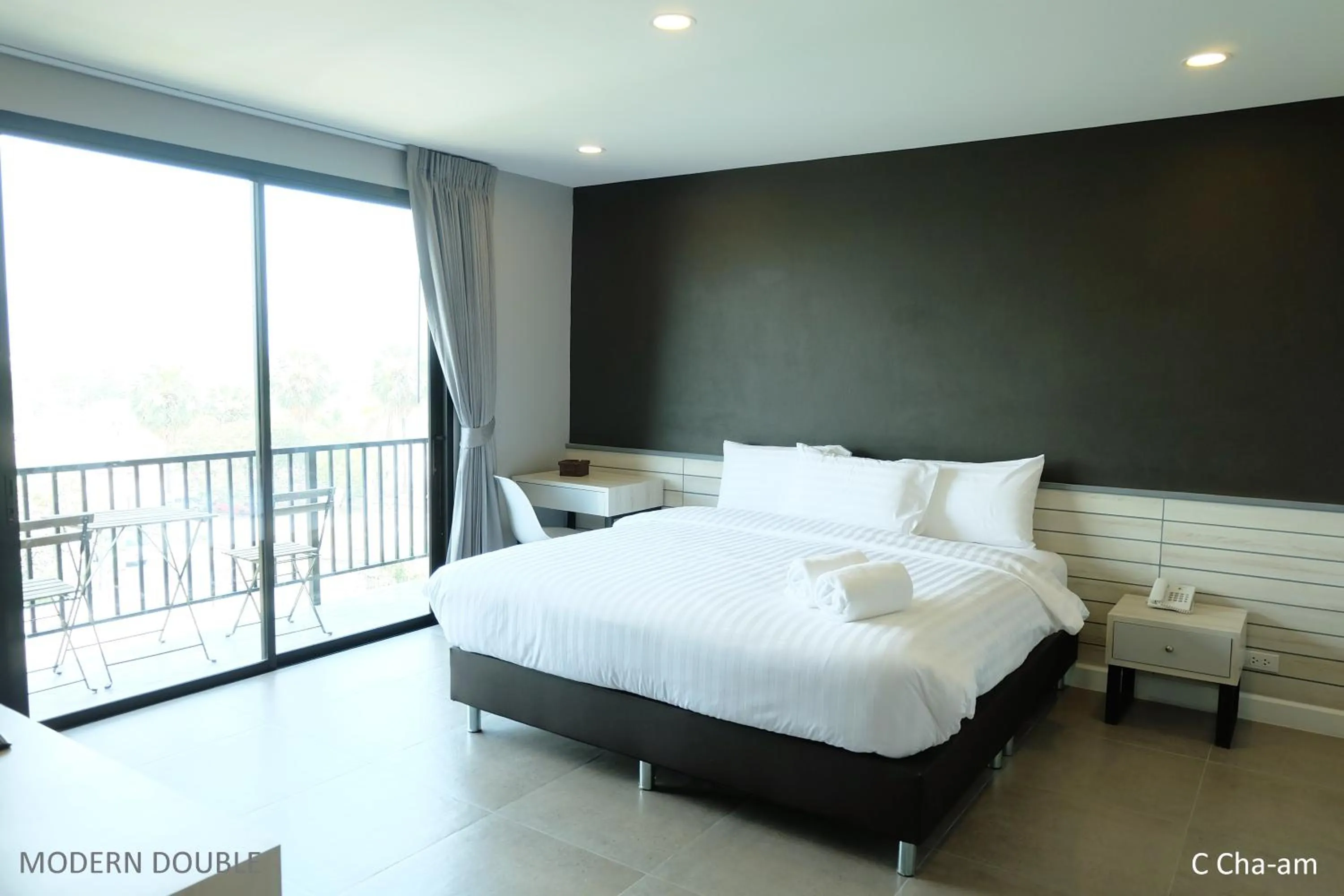 Photo of the whole room, Bed in C Cha-Am Hotel