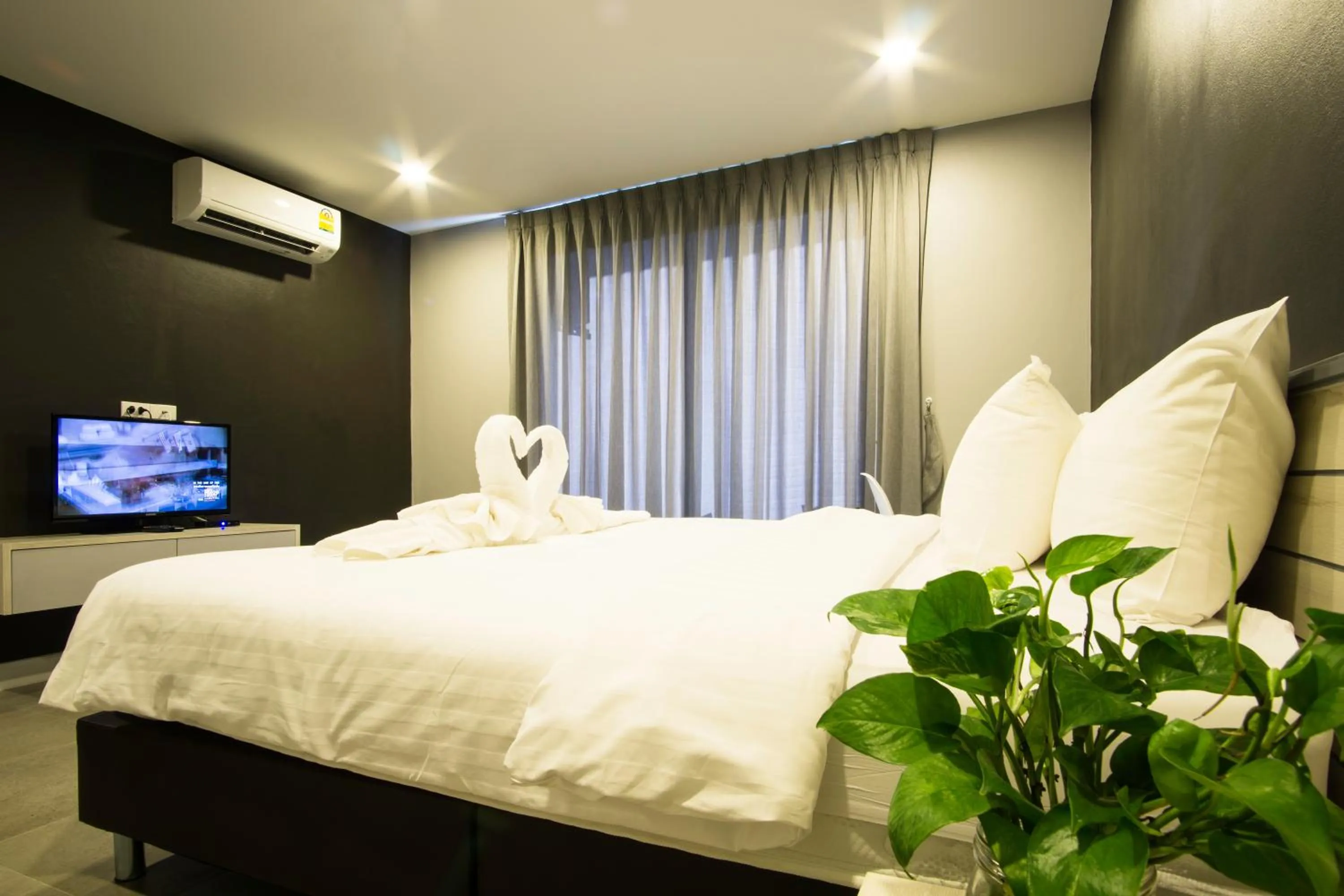 Photo of the whole room, Bed in C Cha-Am Hotel