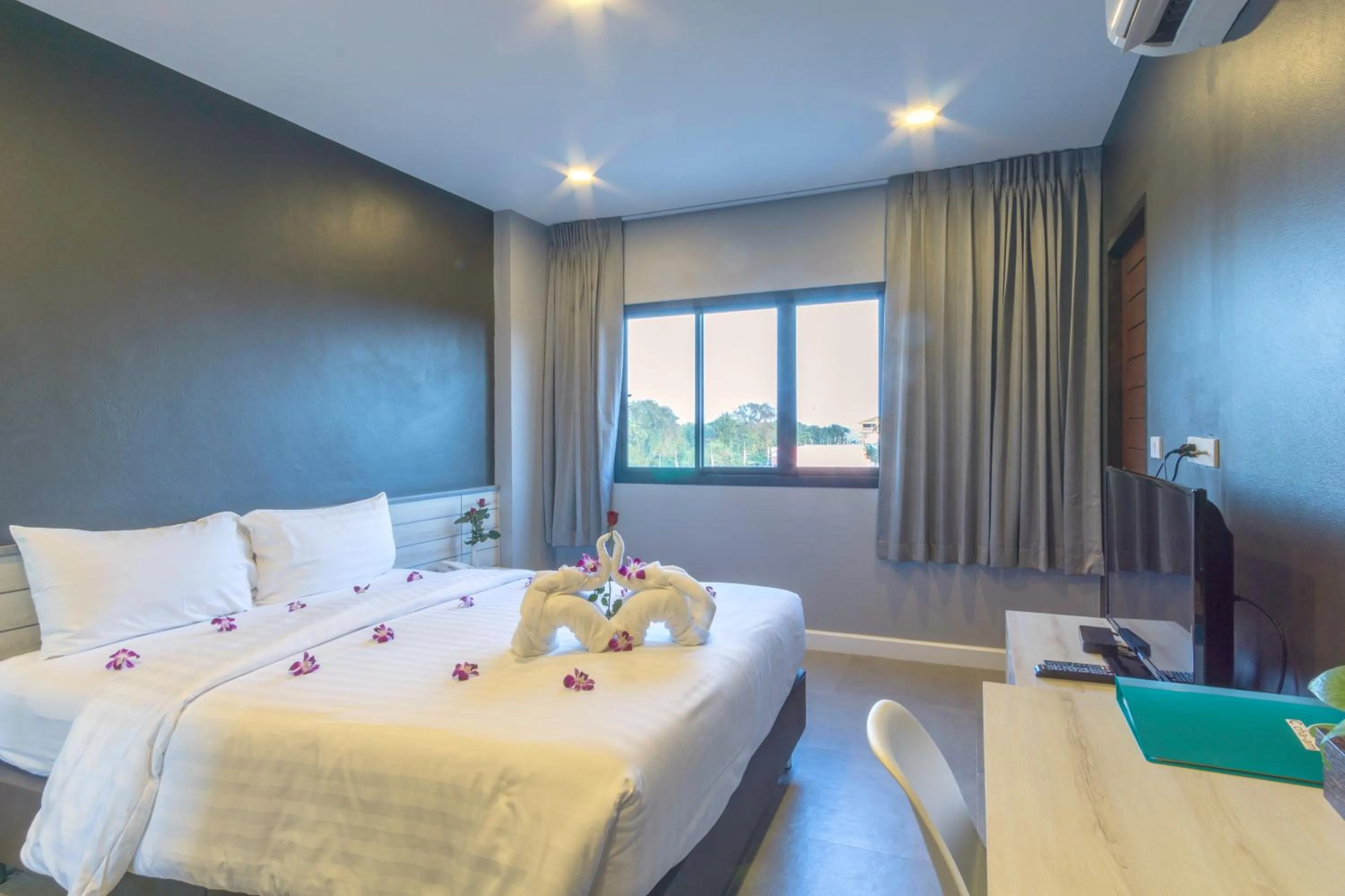 Photo of the whole room, Bed in C Cha-Am Hotel