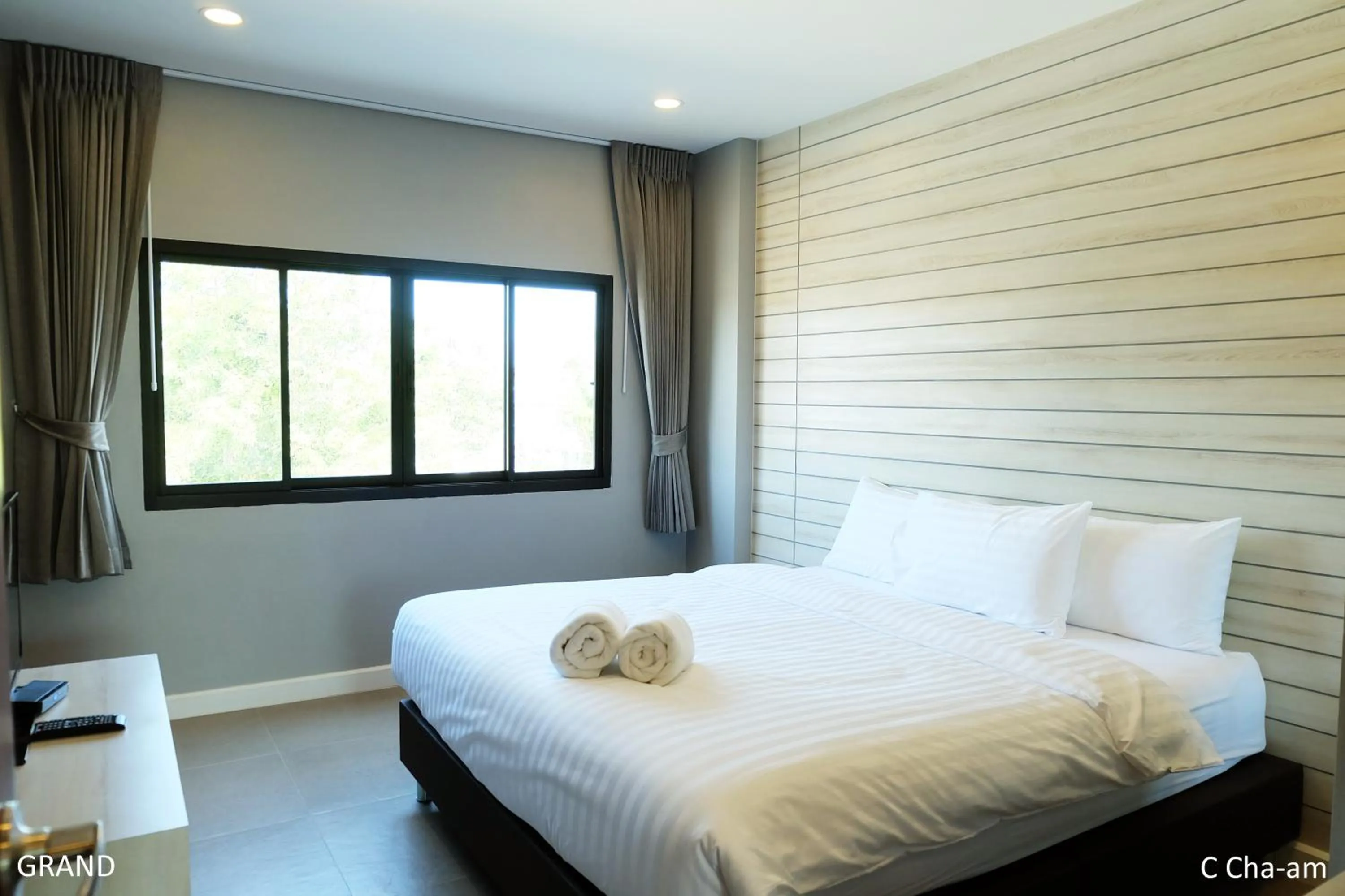 Photo of the whole room, Bed in C Cha-Am Hotel