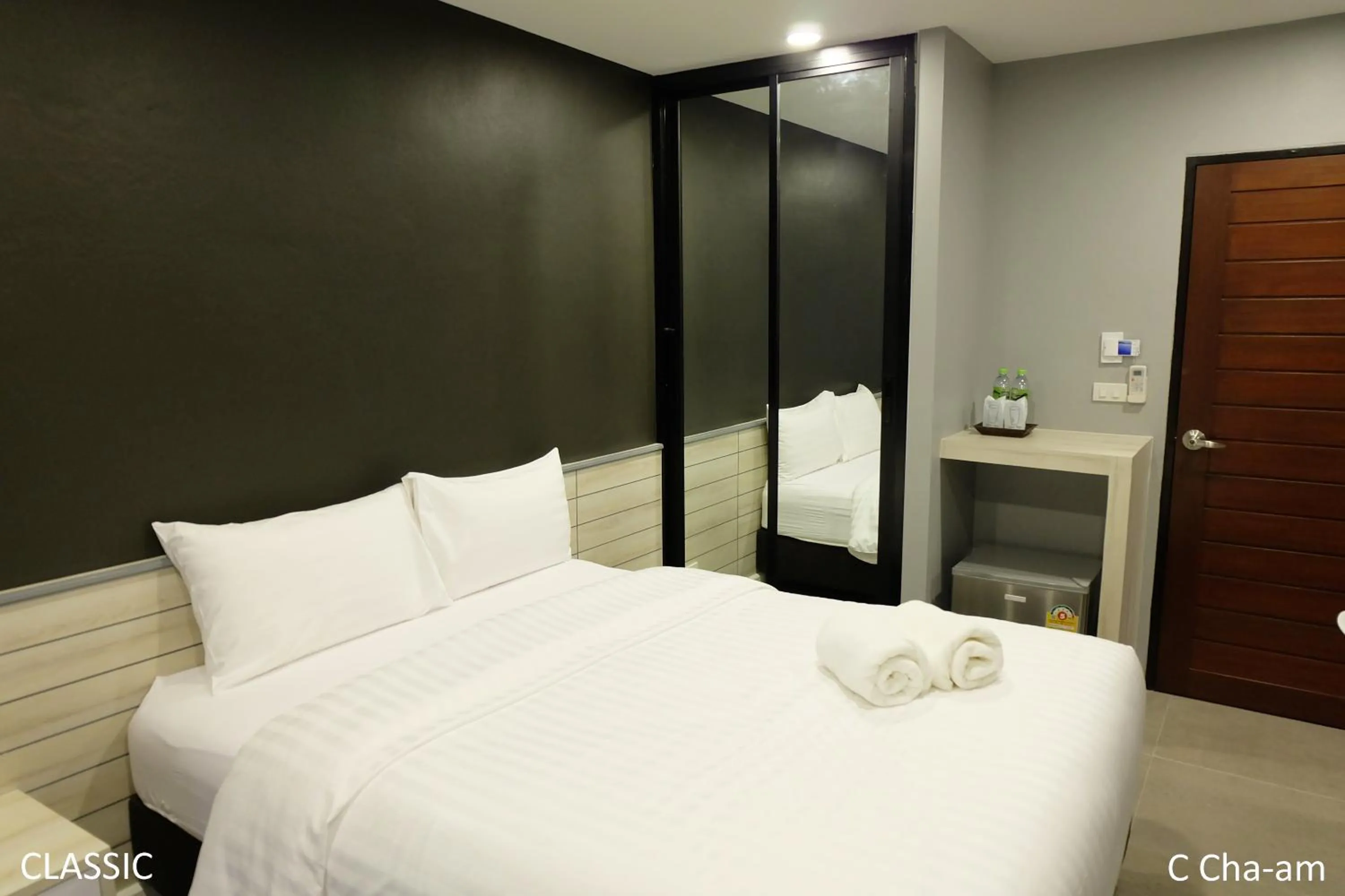 Photo of the whole room, Bed in C Cha-Am Hotel