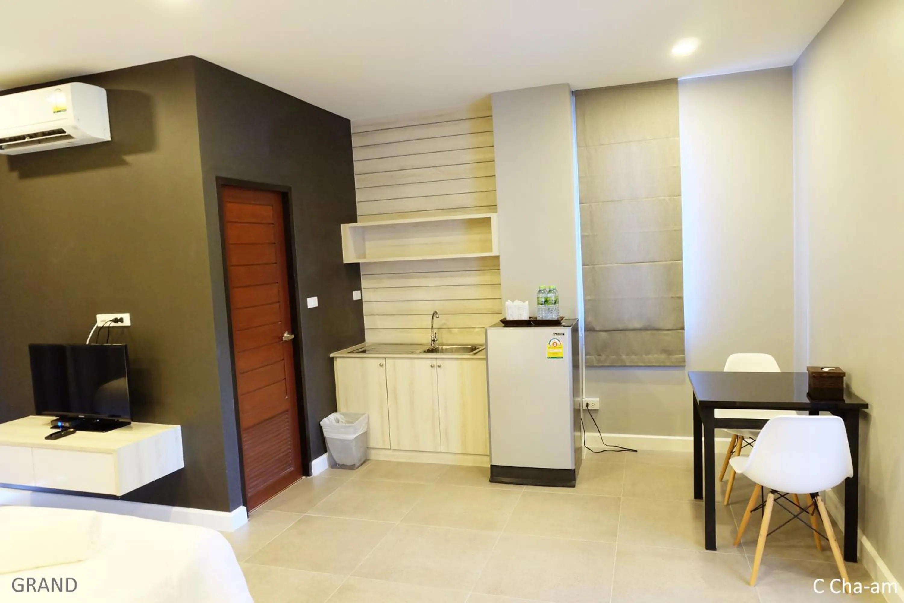 Photo of the whole room in C Cha-Am Hotel