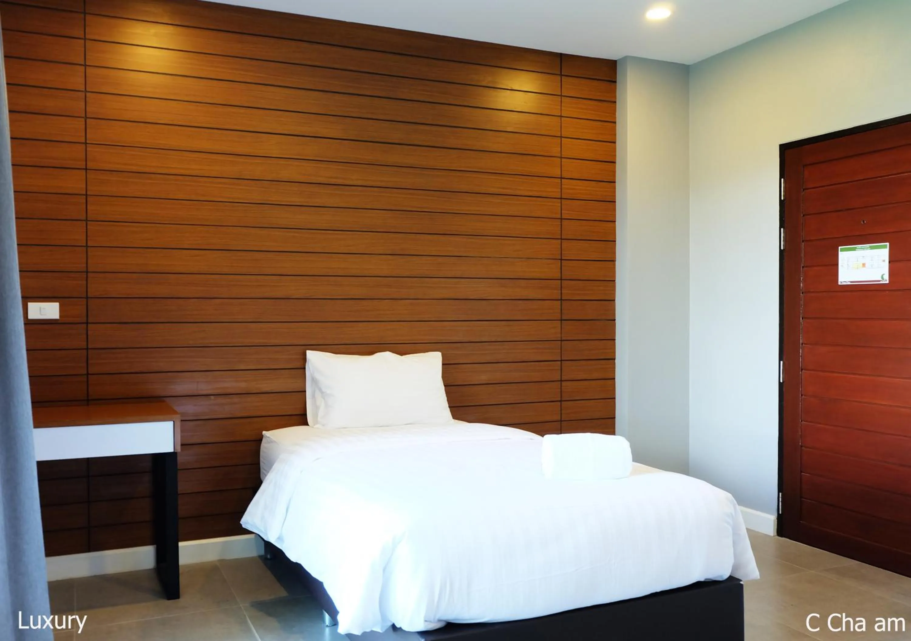 Photo of the whole room, Bed in C Cha-Am Hotel