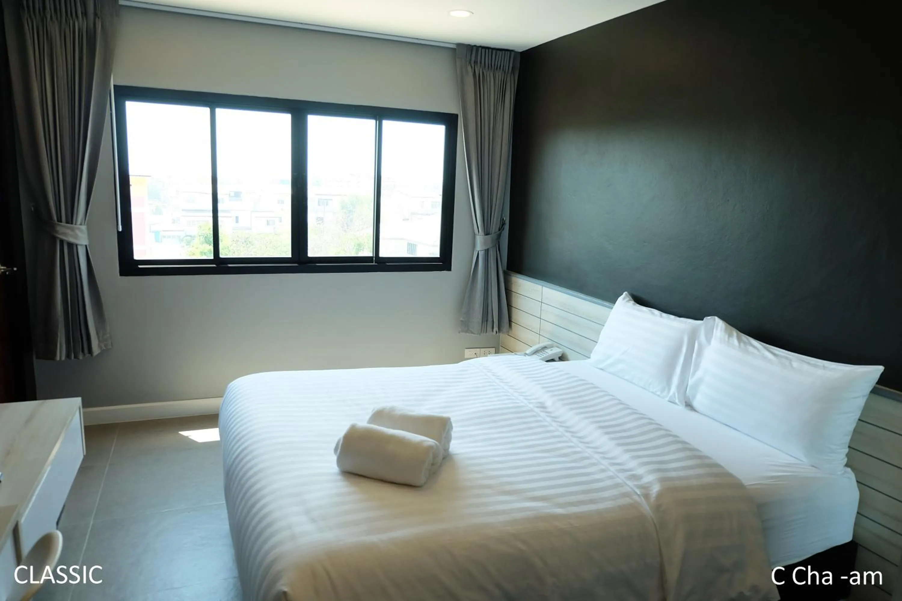 Photo of the whole room, Bed in C Cha-Am Hotel