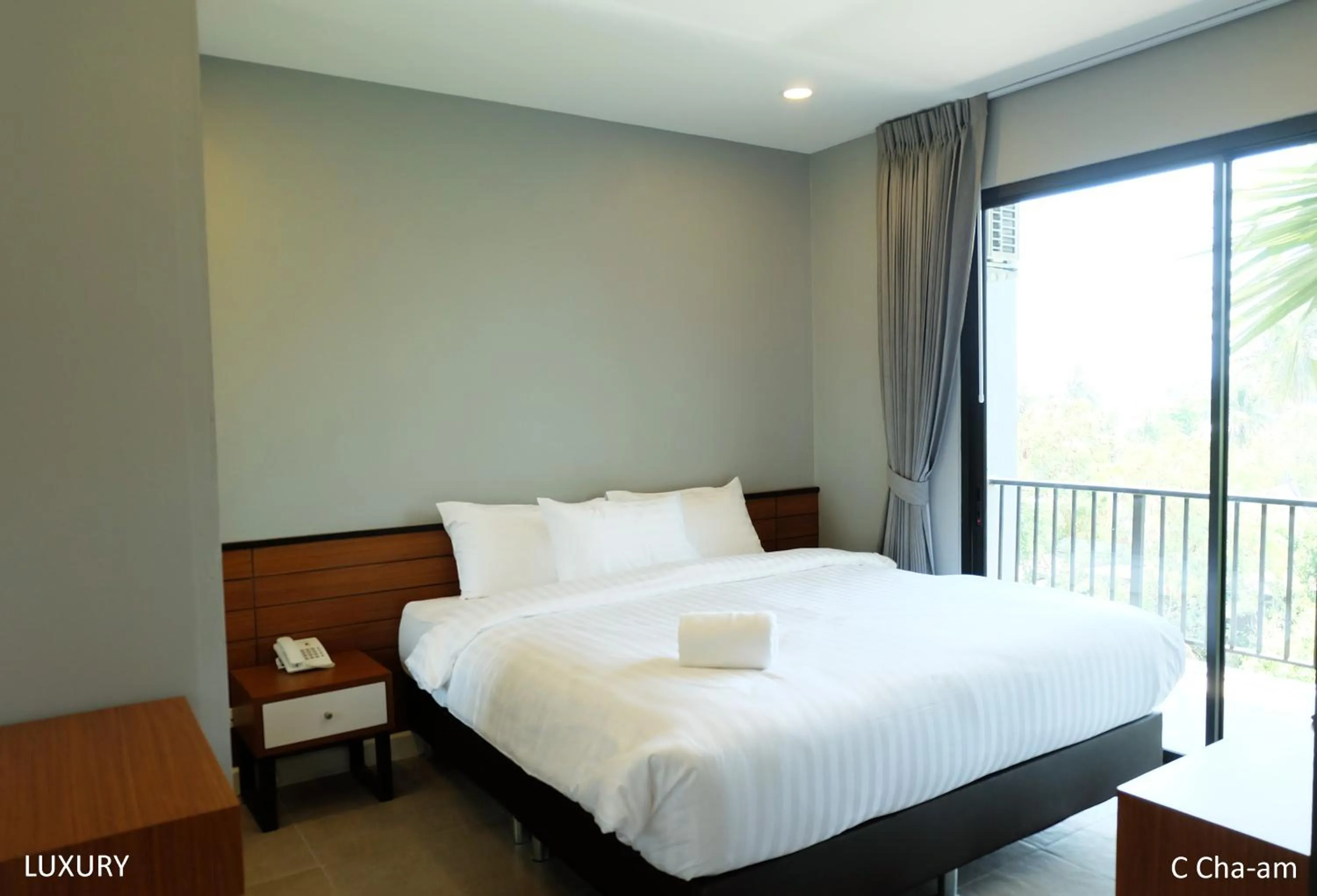 Photo of the whole room, Bed in C Cha-Am Hotel