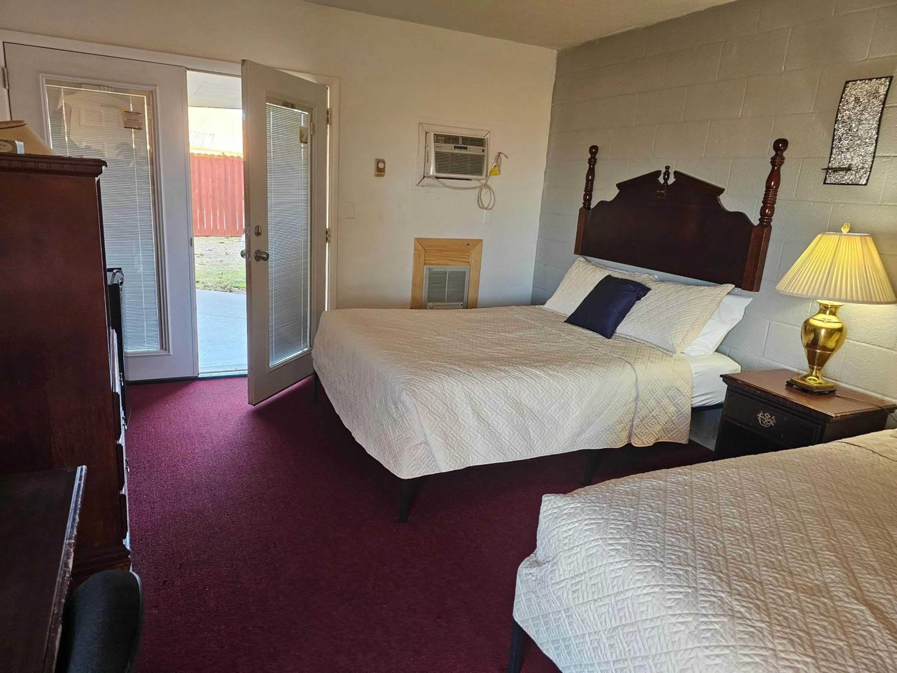 Bed in Knights Inn Fairview