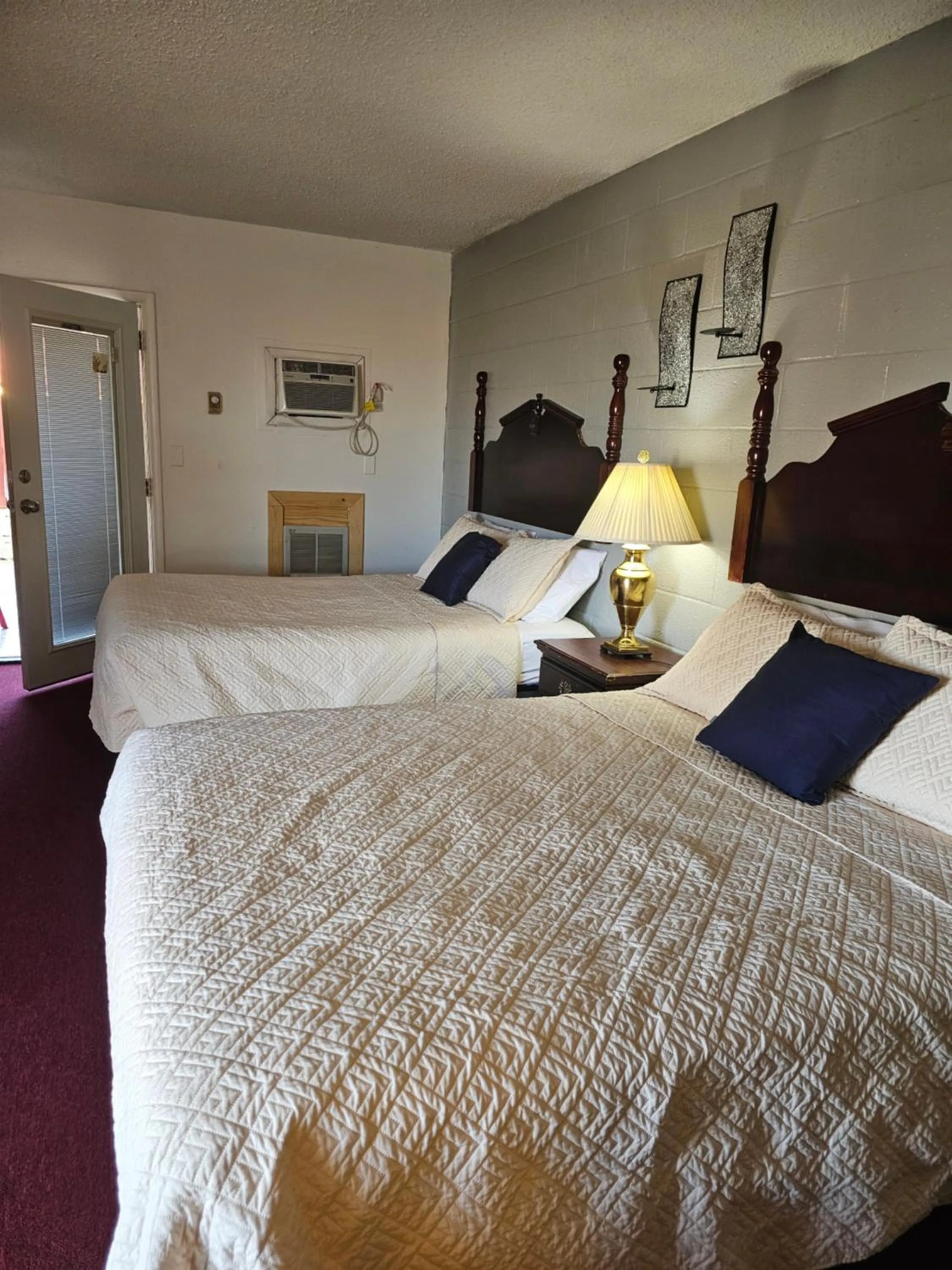 Bed in Knights Inn Fairview