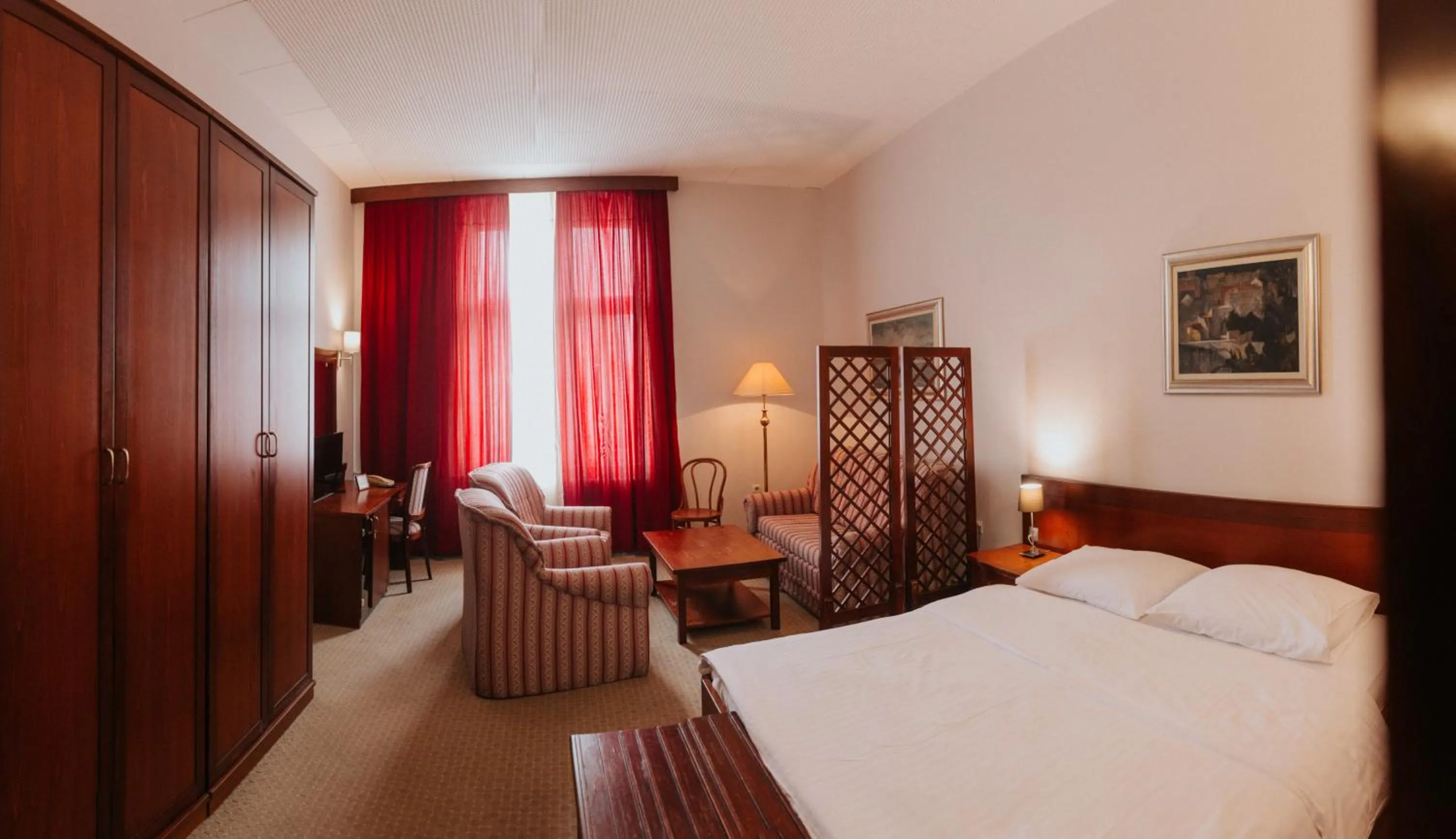 Photo of the whole room, Bed in Hotel Central