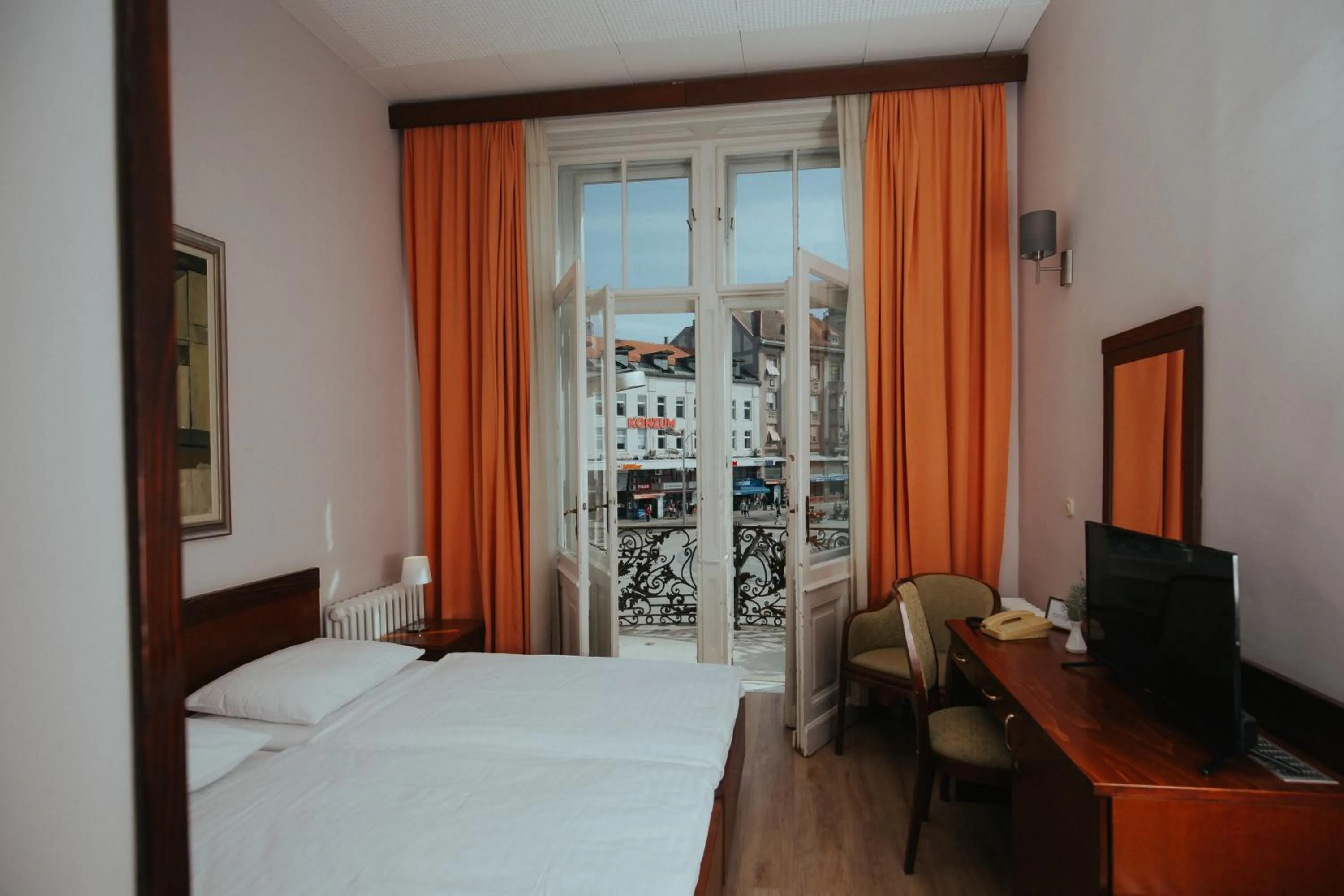 Photo of the whole room, Bed in Hotel Central